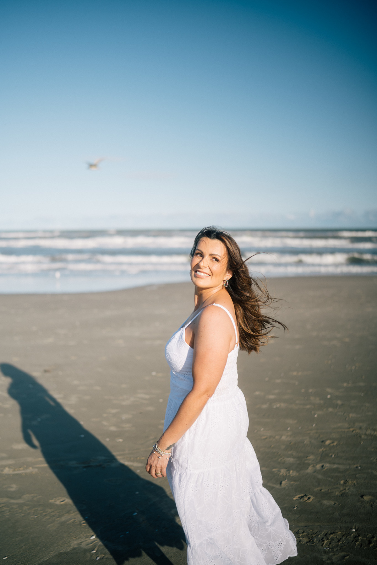 felipe-lopes-fotografia-fotografo-em-osorio-rio-grande-do-sul-ensaio-pessoal-de-aniversario-50-anos-feminino-externo-na-praia-leve-espontaneo-natural-descontraido-natureza-mulher-madura