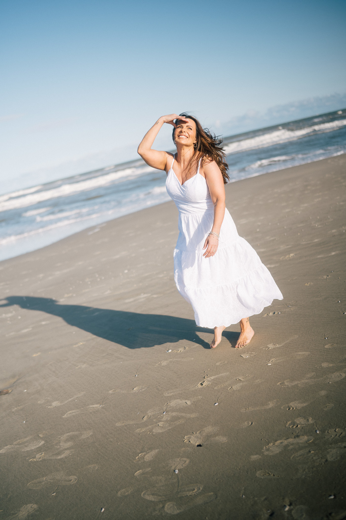 felipe-lopes-fotografia-fotografo-em-osorio-rio-grande-do-sul-ensaio-pessoal-de-aniversario-50-anos-feminino-externo-na-praia-leve-espontaneo-natural-descontraido-natureza-mulher-madura