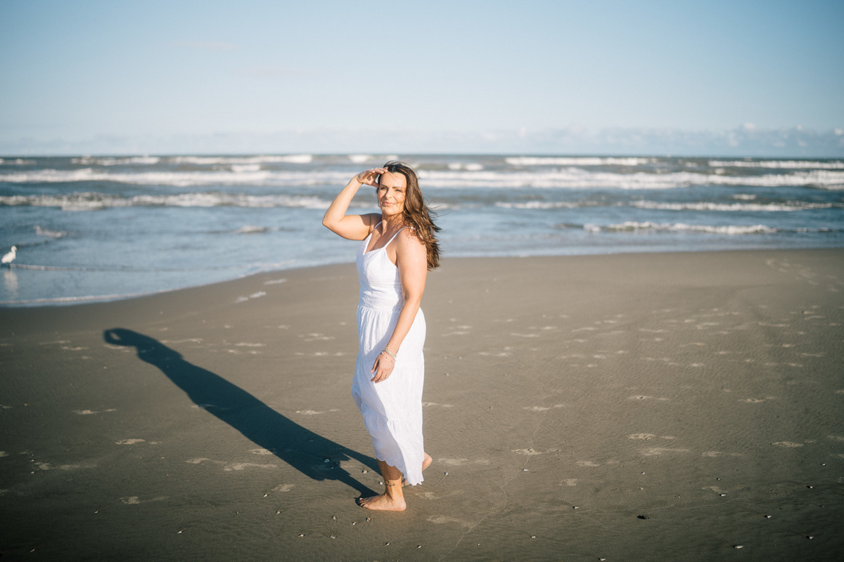 felipe-lopes-fotografia-fotografo-em-osorio-rio-grande-do-sul-ensaio-pessoal-de-aniversario-50-anos-feminino-externo-na-praia-leve-espontaneo-natural-descontraido-natureza-mulher-madura