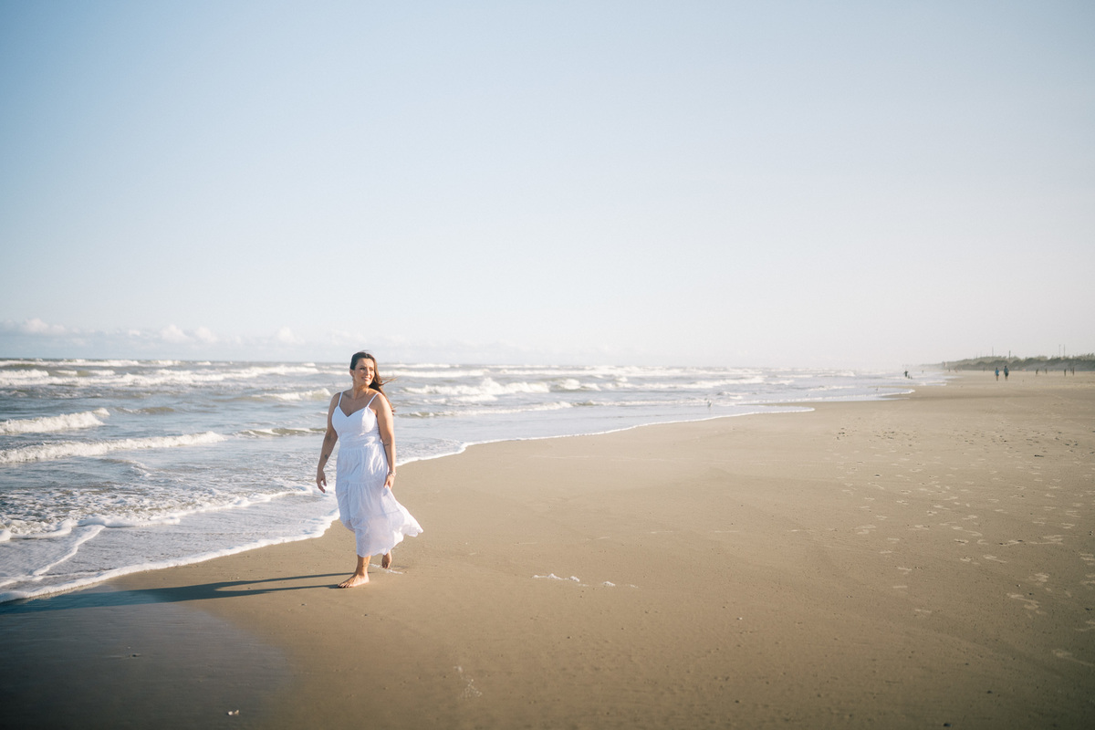 felipe-lopes-fotografia-fotografo-em-osorio-rio-grande-do-sul-ensaio-pessoal-de-aniversario-50-anos-feminino-externo-na-praia-leve-espontaneo-natural-descontraido-natureza-mulher-madura