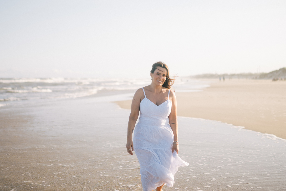 felipe-lopes-fotografia-fotografo-em-osorio-rio-grande-do-sul-ensaio-pessoal-de-aniversario-50-anos-feminino-externo-na-praia-leve-espontaneo-natural-descontraido-natureza-mulher-madura