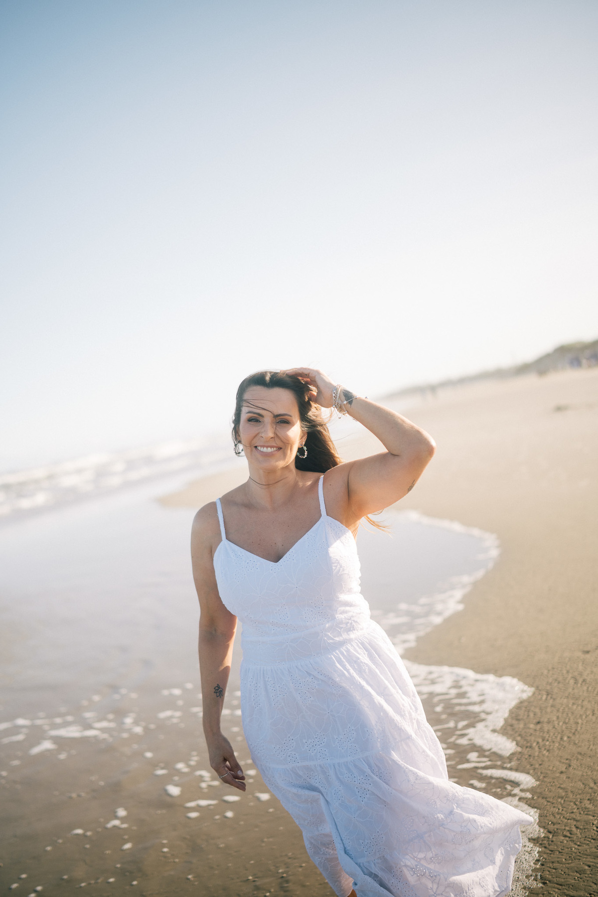 felipe-lopes-fotografia-fotografo-em-osorio-rio-grande-do-sul-ensaio-pessoal-de-aniversario-50-anos-feminino-externo-na-praia-leve-espontaneo-natural-descontraido-natureza-mulher-madura