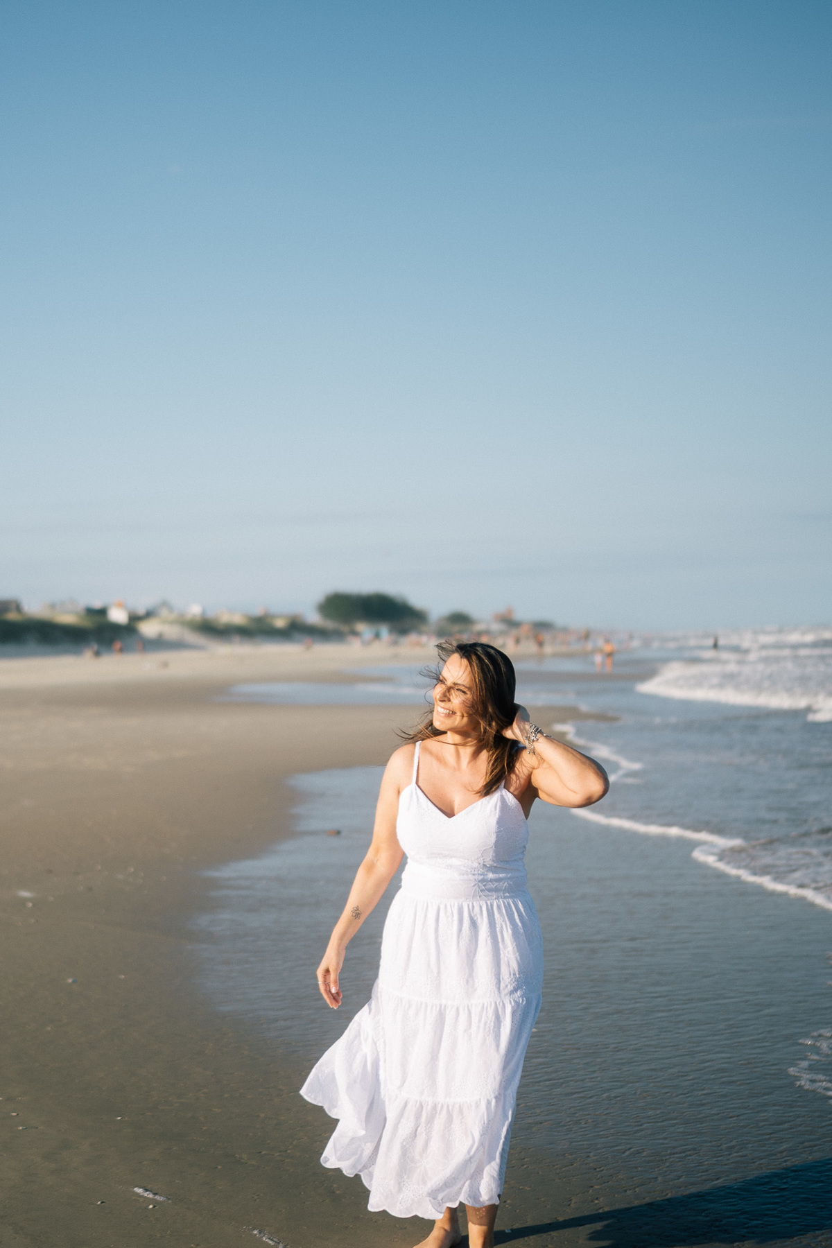 felipe-lopes-fotografia-fotografo-em-osorio-rio-grande-do-sul-ensaio-pessoal-de-aniversario-50-anos-feminino-externo-na-praia-leve-espontaneo-natural-descontraido-natureza-mulher-madura