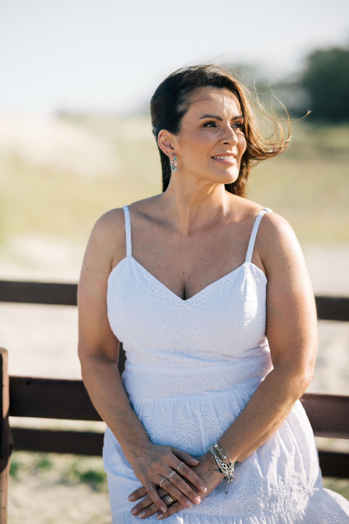 felipe-lopes-fotografia-fotografo-em-osorio-rio-grande-do-sul-ensaio-pessoal-de-aniversario-50-anos-feminino-externo-na-praia-leve-espontaneo-natural-descontraido-natureza-mulher-madura