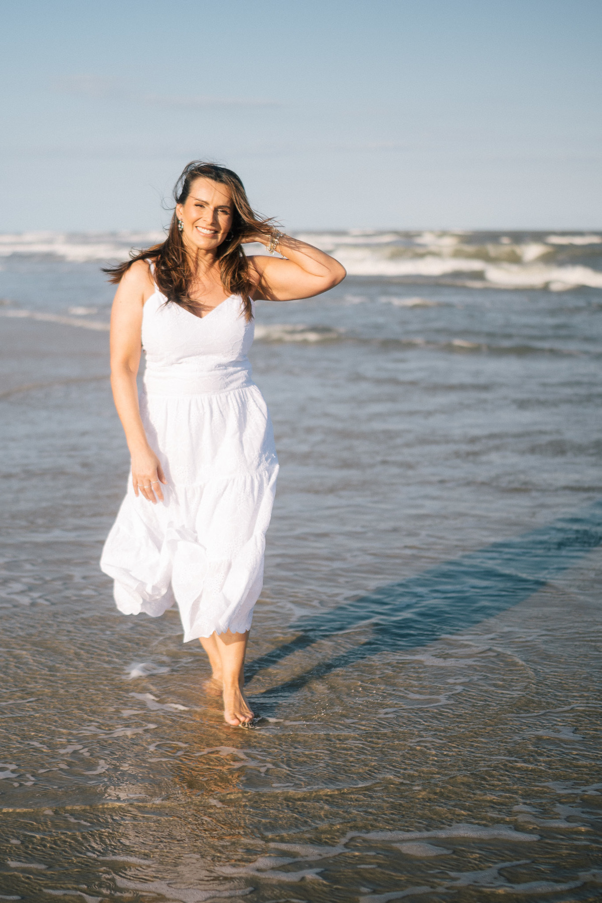 felipe-lopes-fotografia-fotografo-em-osorio-rio-grande-do-sul-ensaio-pessoal-de-aniversario-50-anos-feminino-externo-na-praia-leve-espontaneo-natural-descontraido-natureza-mulher-madura