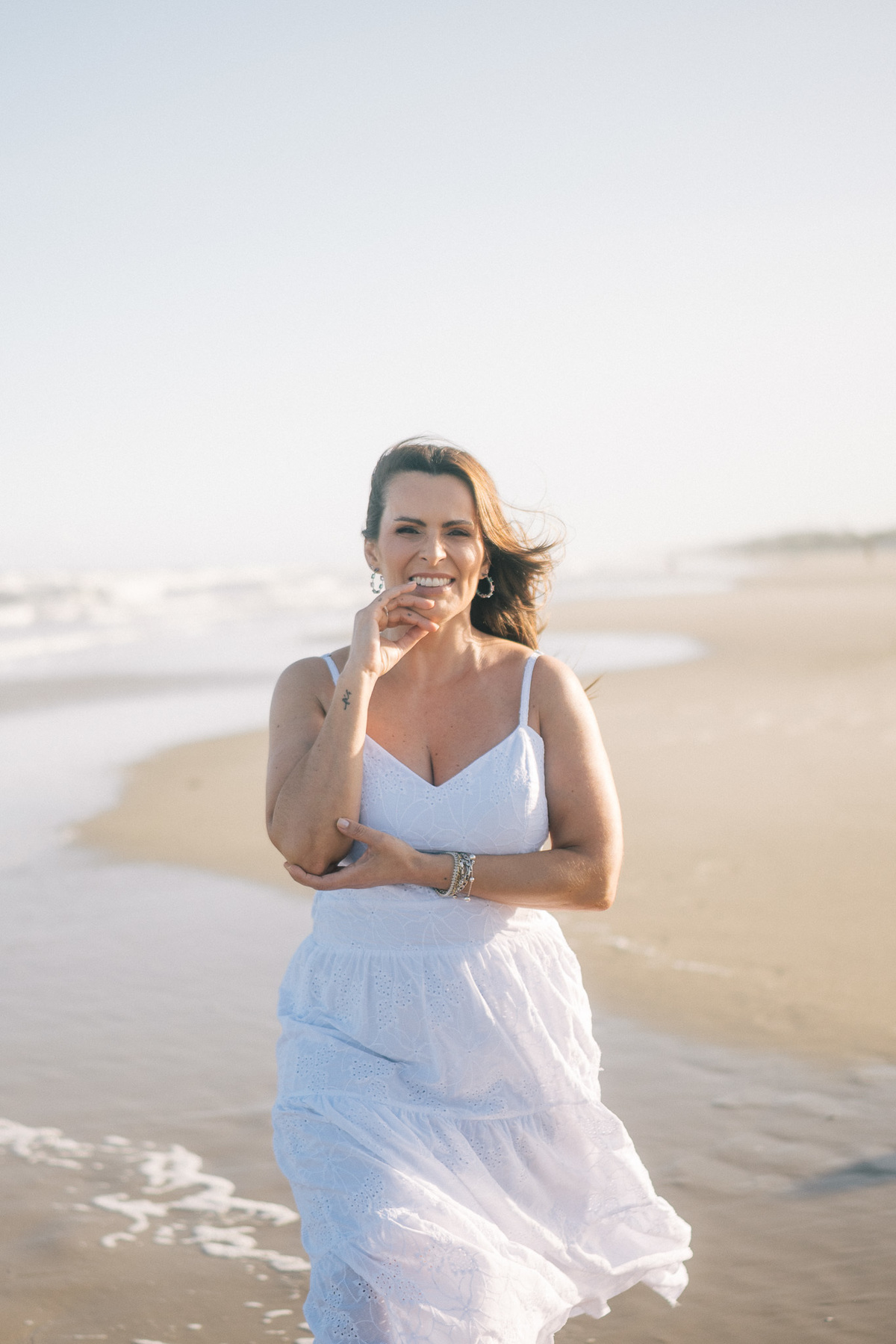 felipe-lopes-fotografia-fotografo-em-osorio-rio-grande-do-sul-ensaio-pessoal-de-aniversario-50-anos-feminino-externo-na-praia-leve-espontaneo-natural-descontraido-natureza-mulher-madura