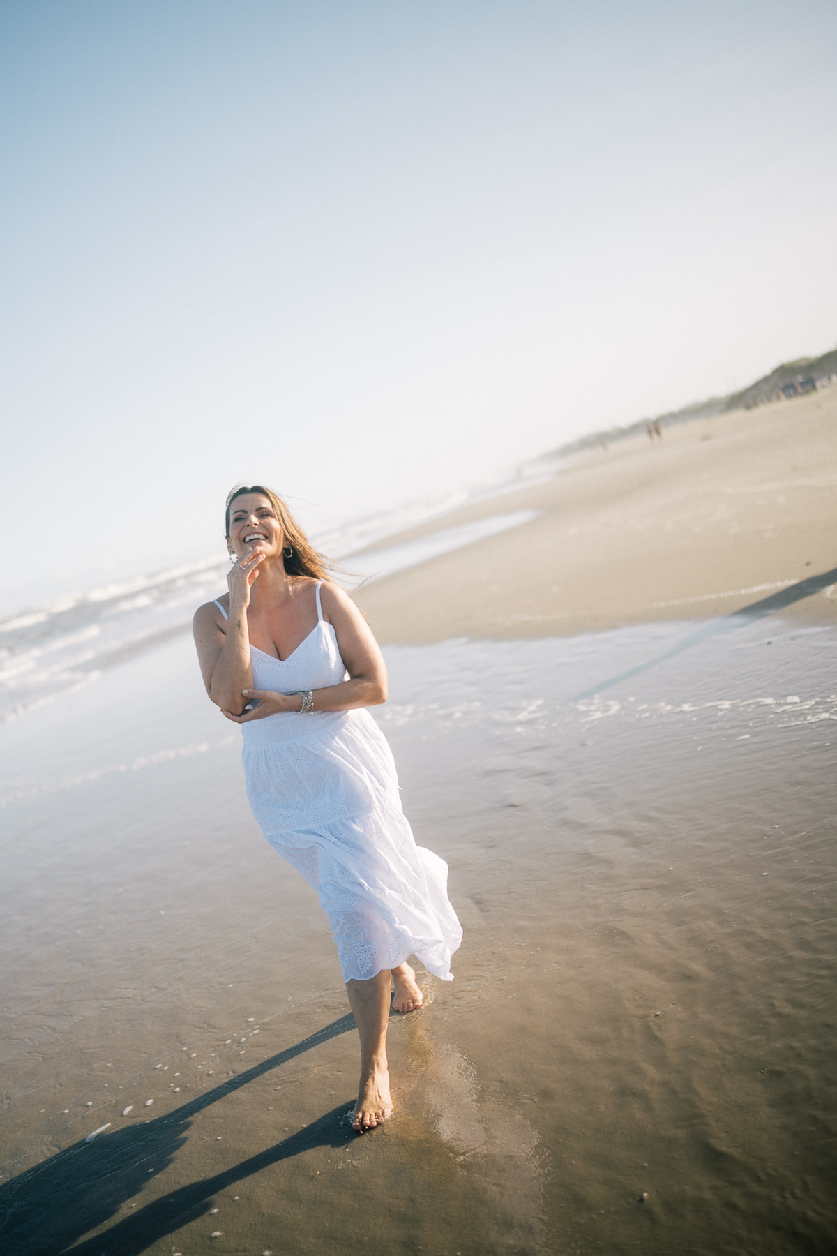 felipe-lopes-fotografia-fotografo-em-osorio-rio-grande-do-sul-ensaio-pessoal-de-aniversario-50-anos-feminino-externo-na-praia-leve-espontaneo-natural-descontraido-natureza-mulher-madura