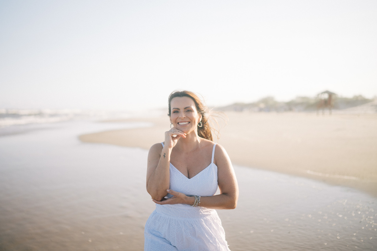 felipe-lopes-fotografia-fotografo-em-osorio-rio-grande-do-sul-ensaio-pessoal-de-aniversario-50-anos-feminino-externo-na-praia-leve-espontaneo-natural-descontraido-natureza-mulher-madura