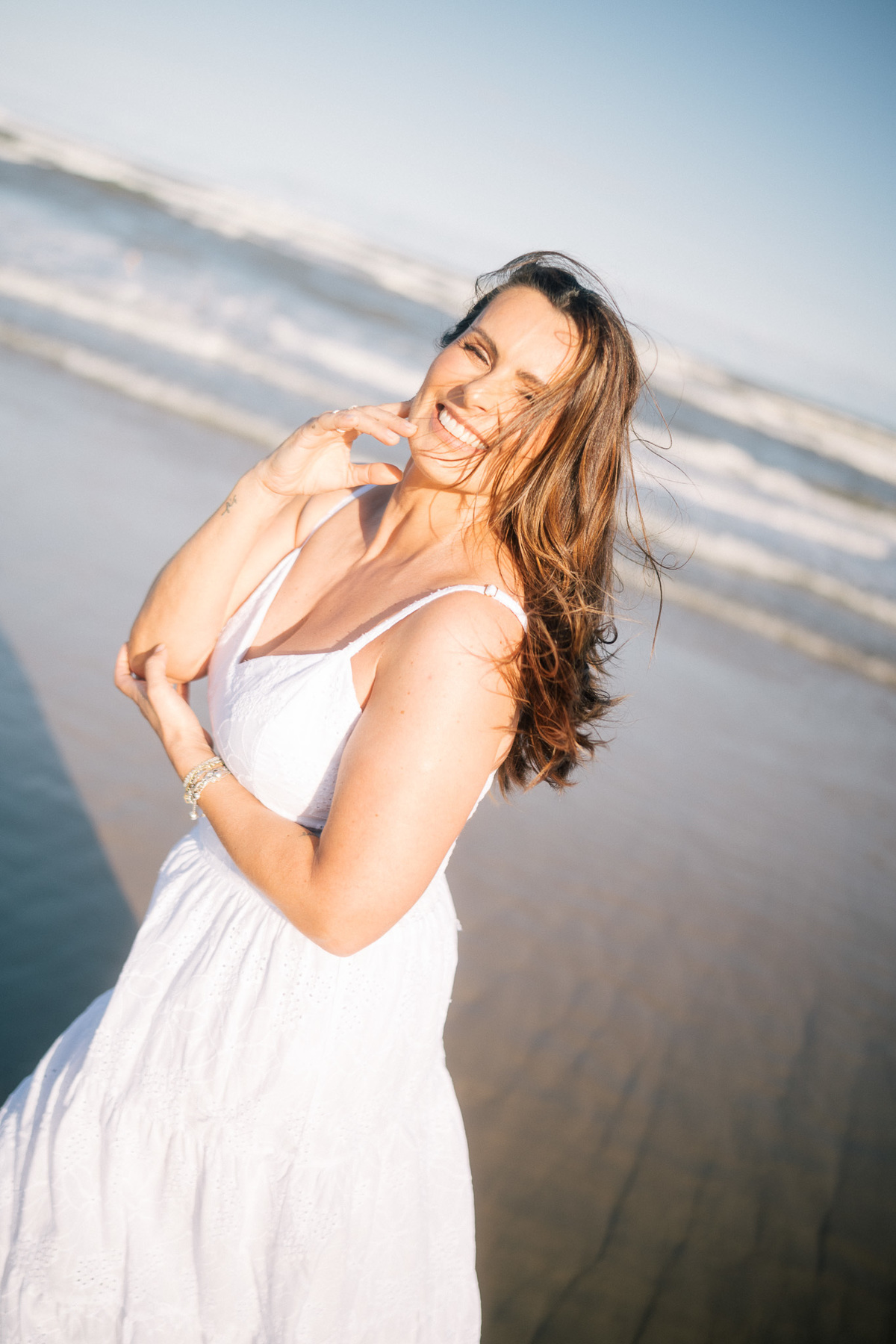 felipe-lopes-fotografia-fotografo-em-osorio-rio-grande-do-sul-ensaio-pessoal-de-aniversario-50-anos-feminino-externo-na-praia-leve-espontaneo-natural-descontraido-natureza-mulher-madura