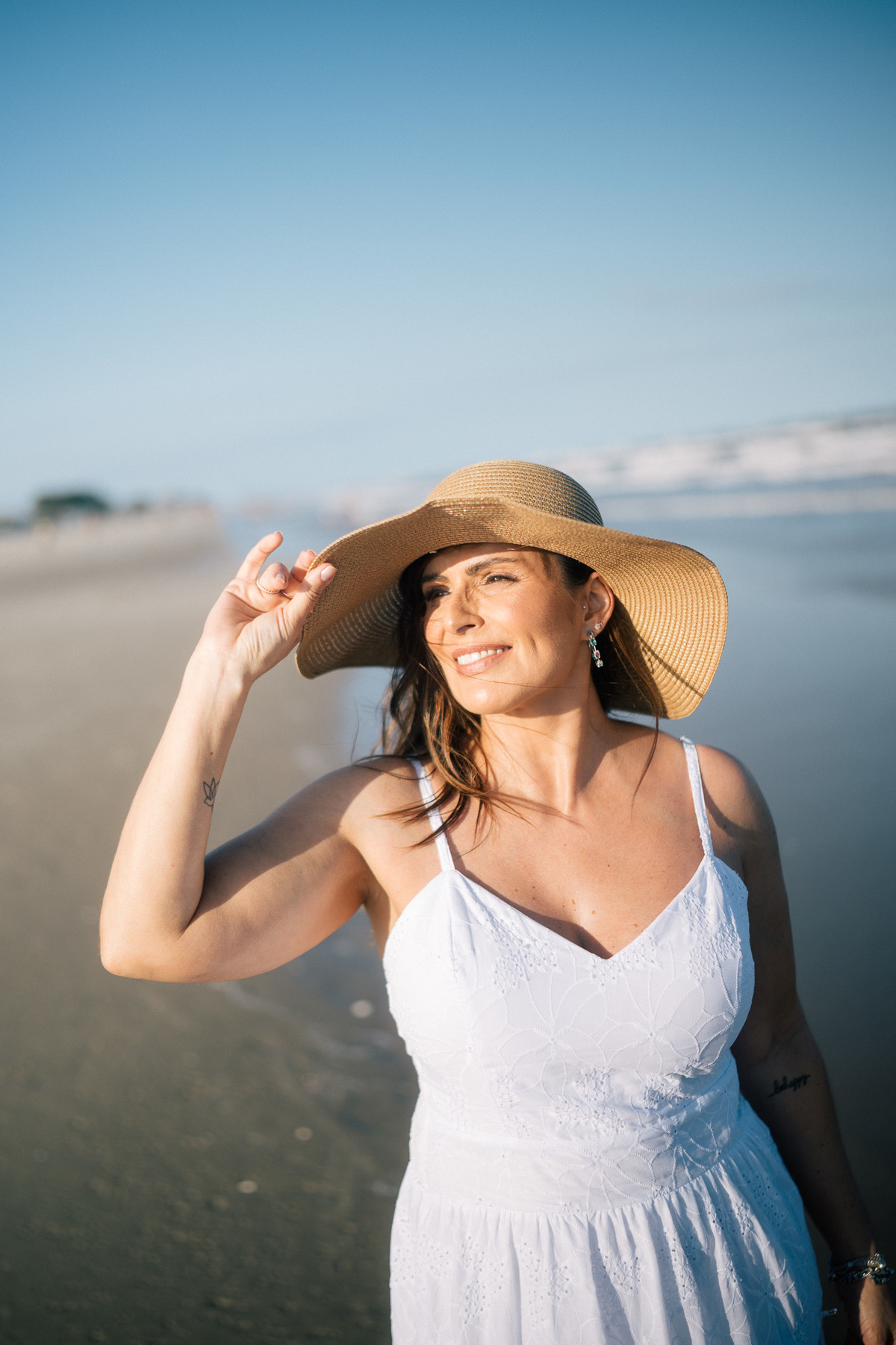 felipe-lopes-fotografia-fotografo-em-osorio-rio-grande-do-sul-ensaio-pessoal-de-aniversario-50-anos-feminino-externo-na-praia-leve-espontaneo-natural-descontraido-natureza-mulher-madura