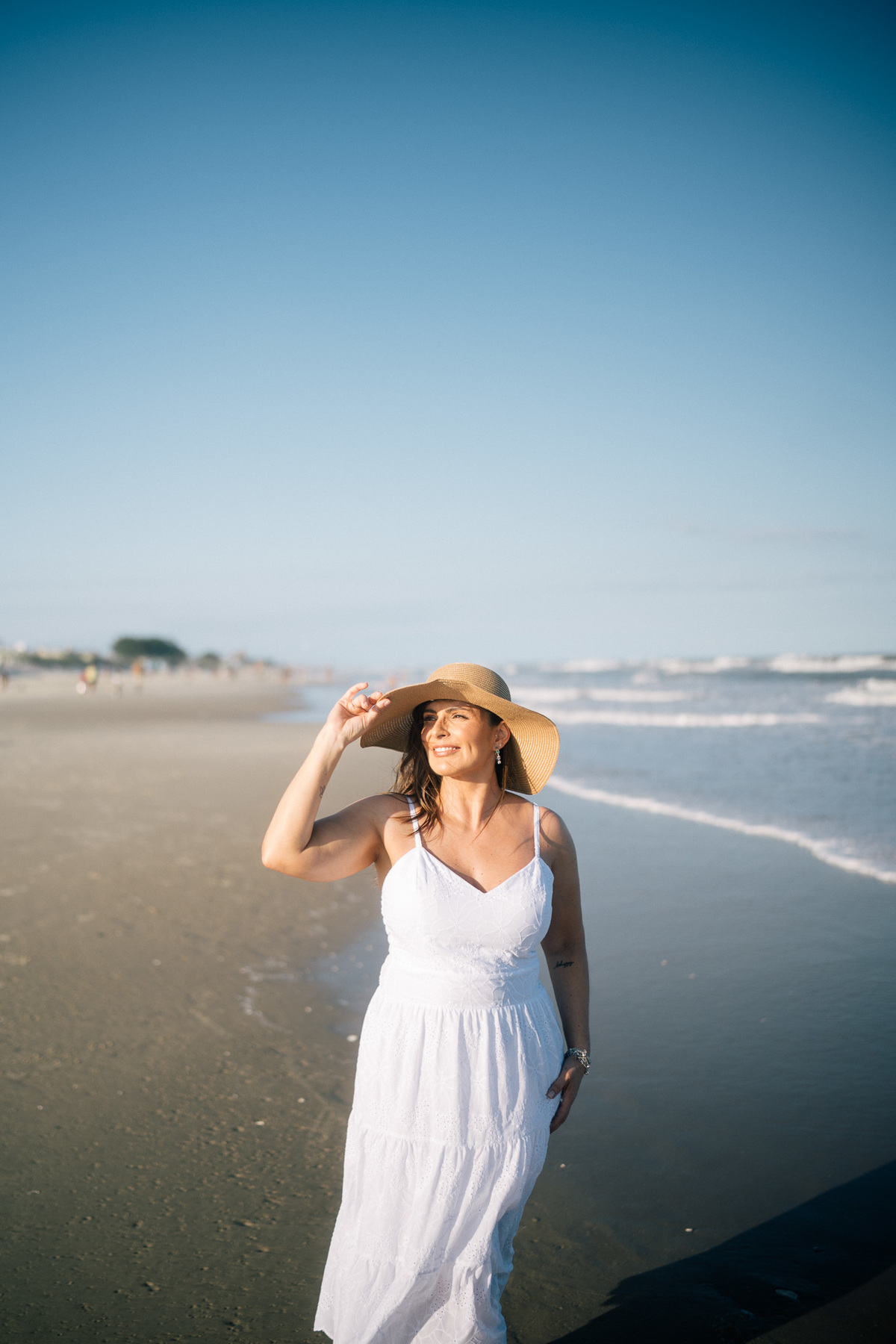 felipe-lopes-fotografia-fotografo-em-osorio-rio-grande-do-sul-ensaio-pessoal-de-aniversario-50-anos-feminino-externo-na-praia-leve-espontaneo-natural-descontraido-natureza-mulher-madura