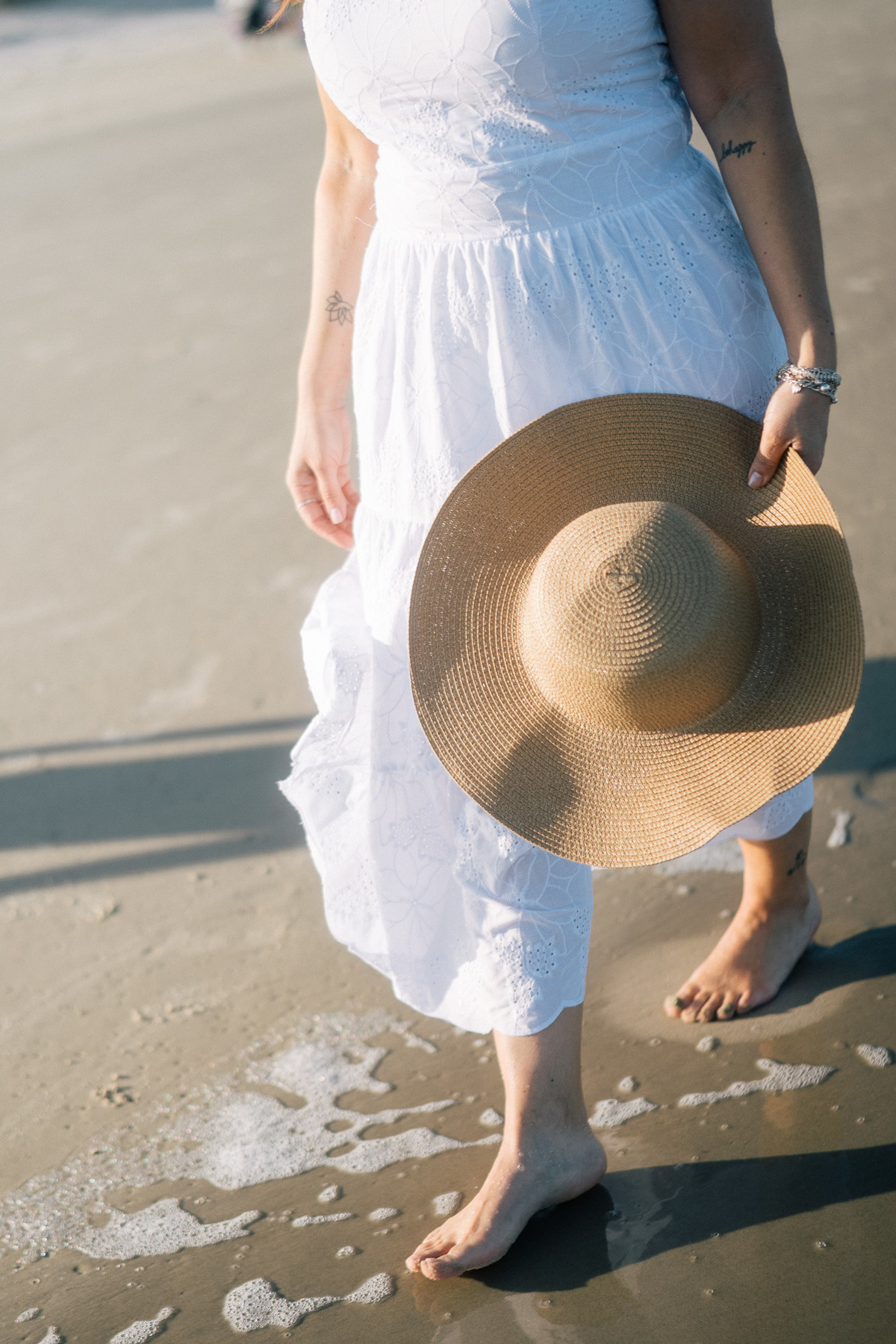felipe-lopes-fotografia-fotografo-em-osorio-rio-grande-do-sul-ensaio-pessoal-de-aniversario-50-anos-feminino-externo-na-praia-leve-espontaneo-natural-descontraido-natureza-mulher-madura