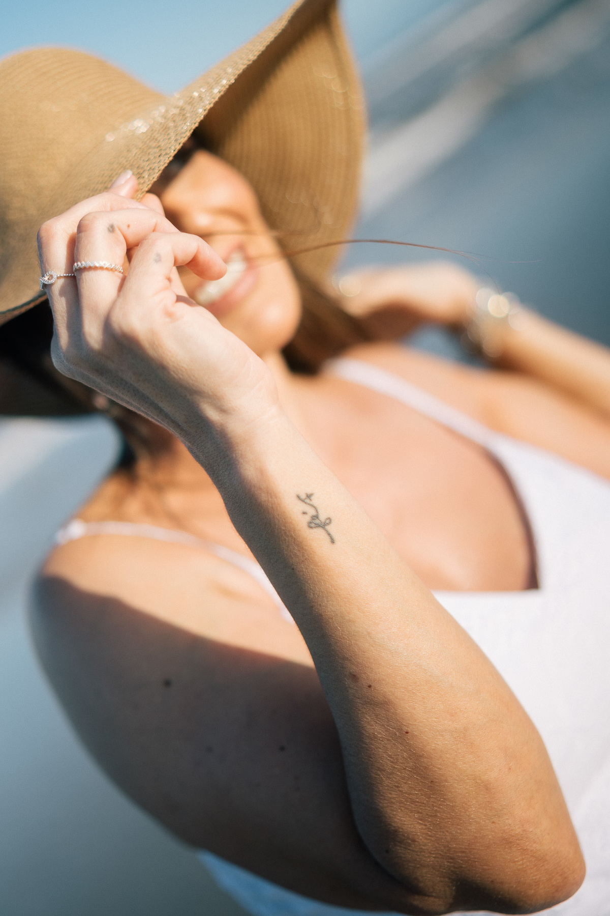 felipe-lopes-fotografia-fotografo-em-osorio-rio-grande-do-sul-ensaio-pessoal-de-aniversario-50-anos-feminino-externo-na-praia-leve-espontaneo-natural-descontraido-natureza-mulher-madura