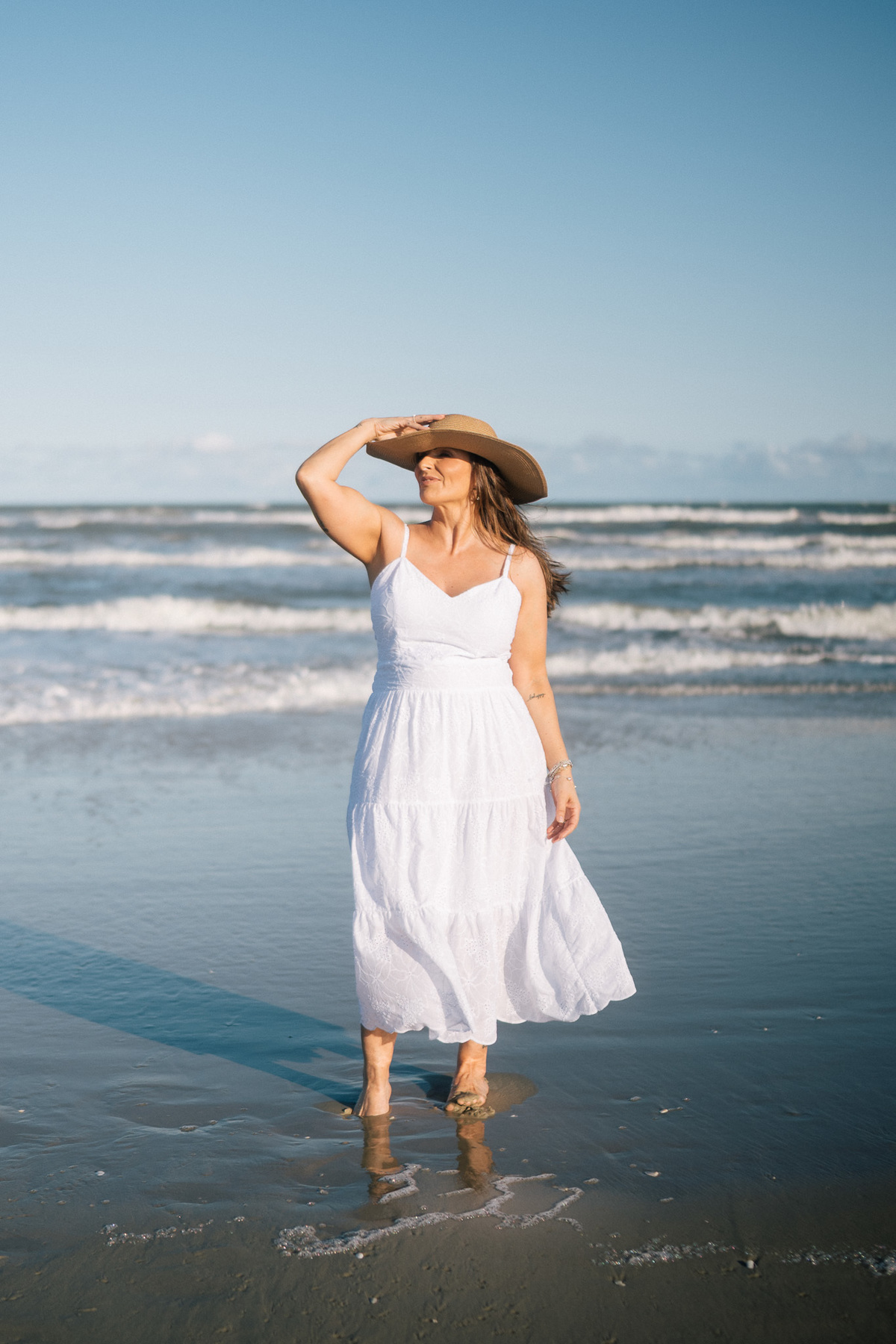felipe-lopes-fotografia-fotografo-em-osorio-rio-grande-do-sul-ensaio-pessoal-de-aniversario-50-anos-feminino-externo-na-praia-leve-espontaneo-natural-descontraido-natureza-mulher-madura