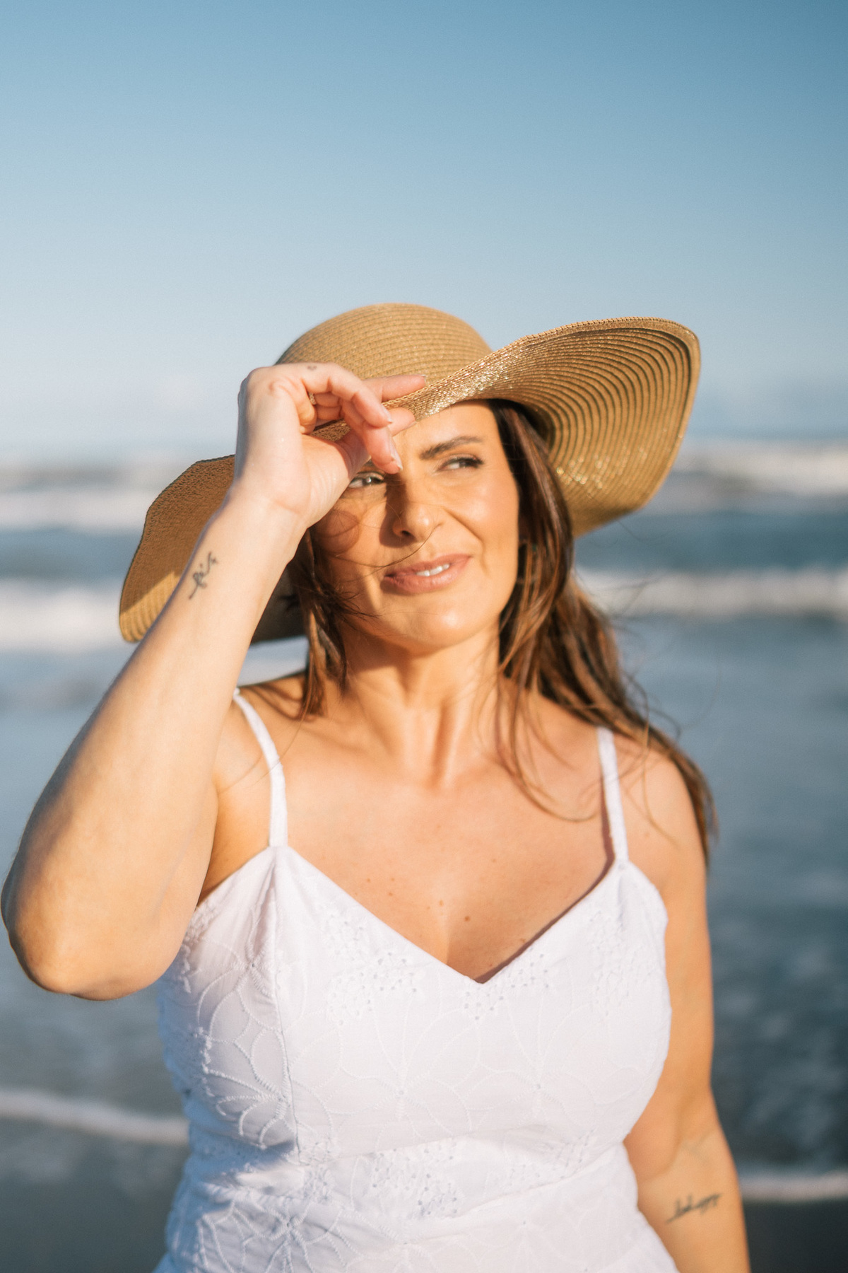 felipe-lopes-fotografia-fotografo-em-osorio-rio-grande-do-sul-ensaio-pessoal-de-aniversario-50-anos-feminino-externo-na-praia-leve-espontaneo-natural-descontraido-natureza-mulher-madura