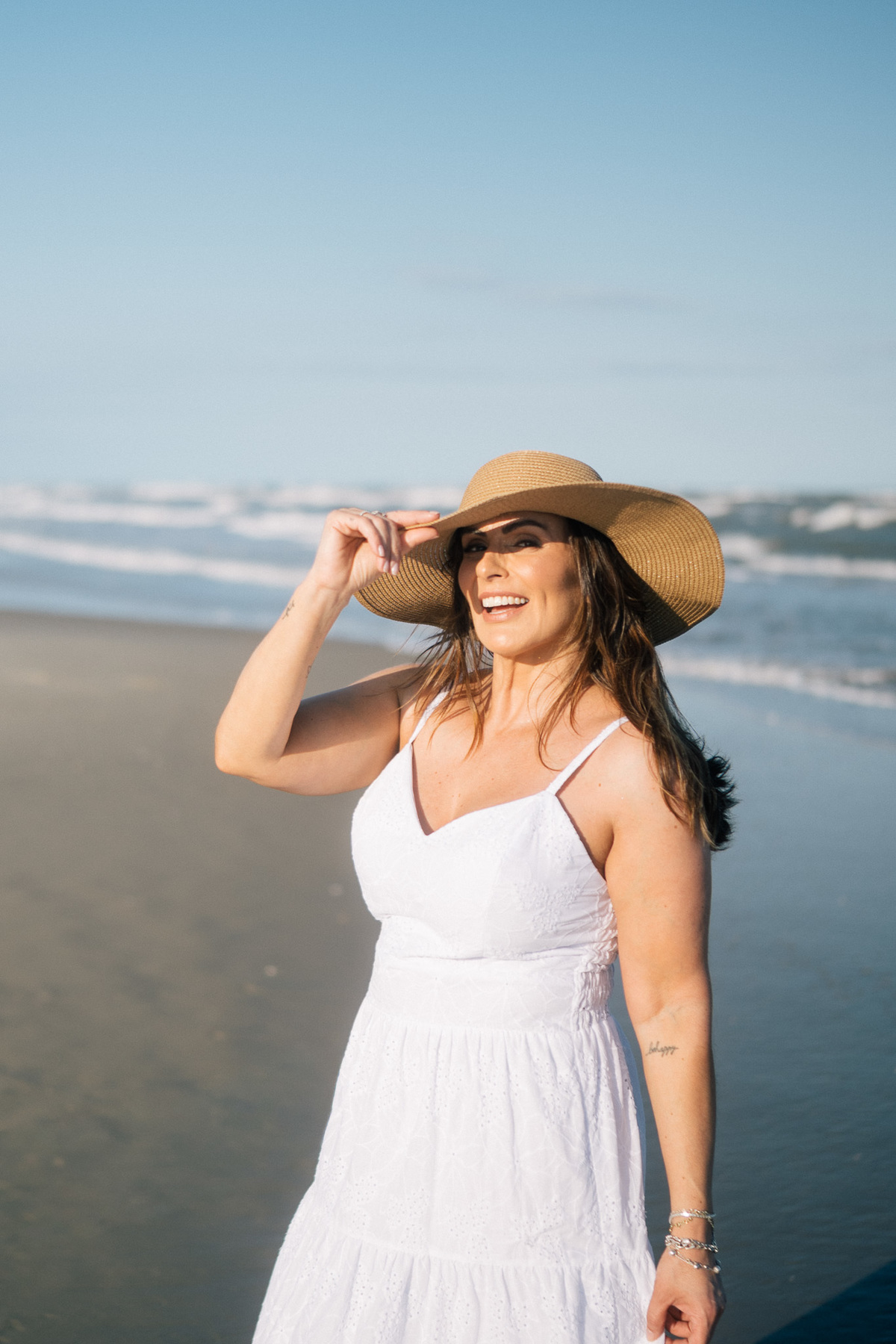felipe-lopes-fotografia-fotografo-em-osorio-rio-grande-do-sul-ensaio-pessoal-de-aniversario-50-anos-feminino-externo-na-praia-leve-espontaneo-natural-descontraido-natureza-mulher-madura
