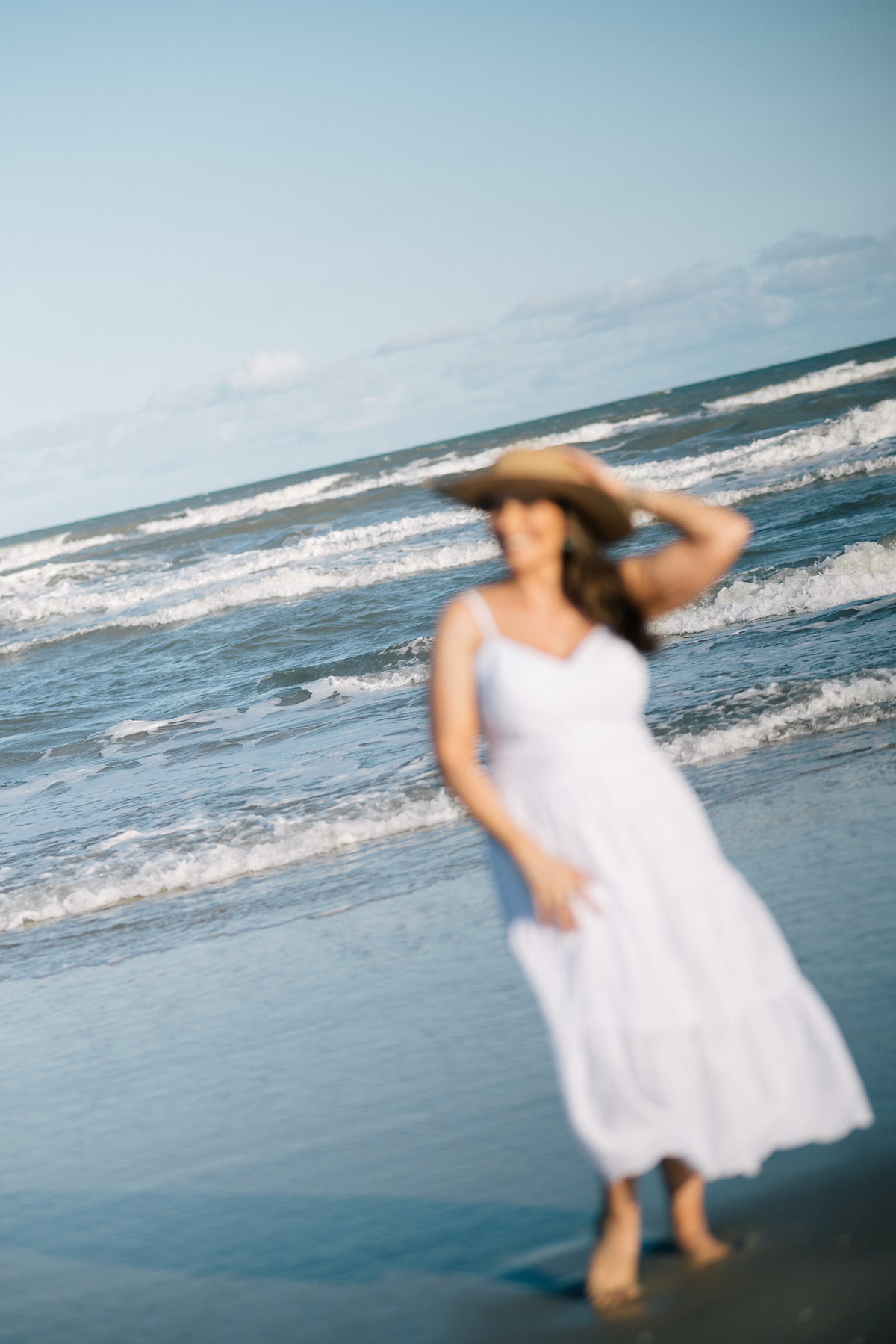 felipe-lopes-fotografia-fotografo-em-osorio-rio-grande-do-sul-ensaio-pessoal-de-aniversario-50-anos-feminino-externo-na-praia-leve-espontaneo-natural-descontraido-natureza-mulher-madura