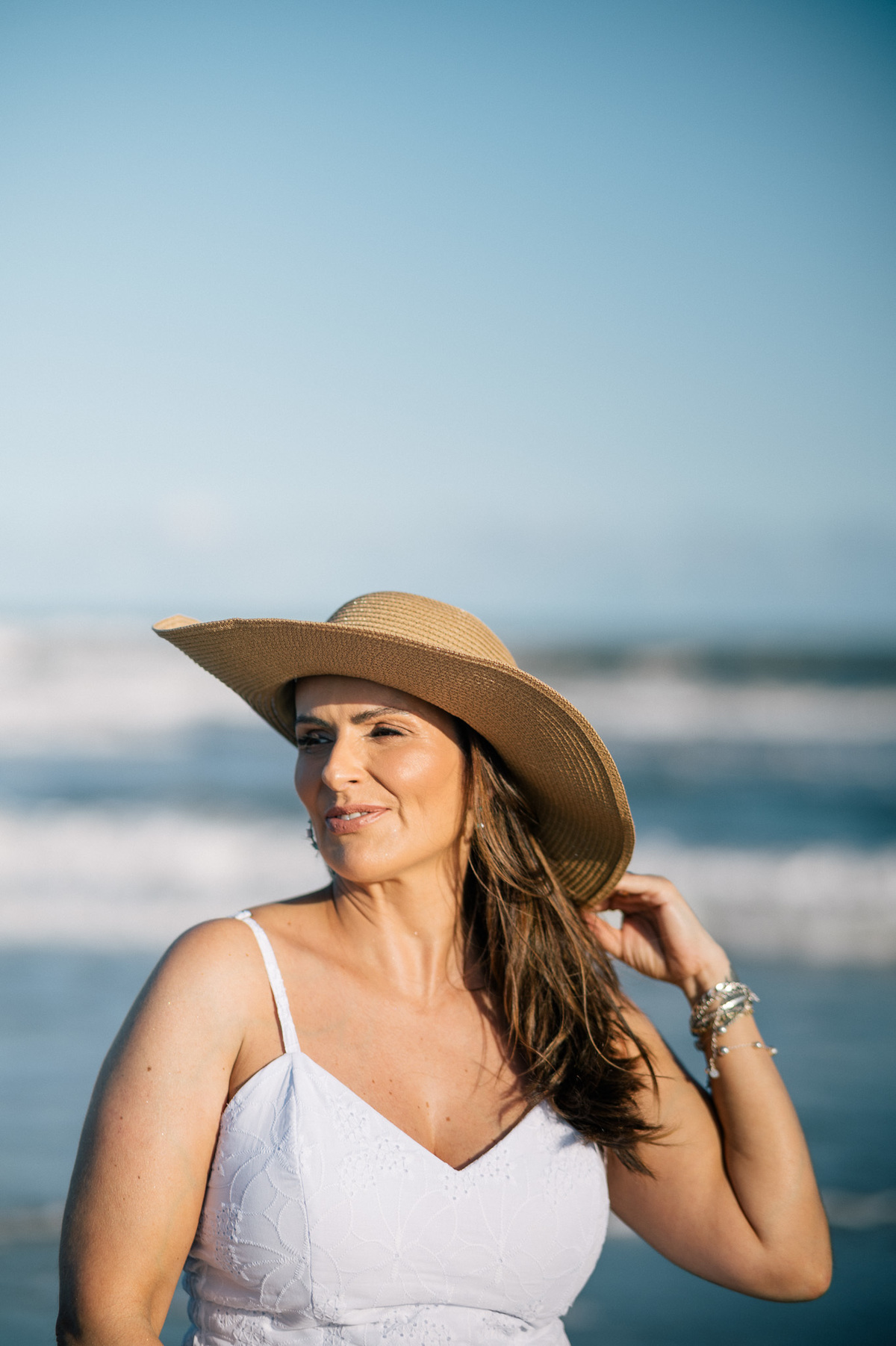 felipe-lopes-fotografia-fotografo-em-osorio-rio-grande-do-sul-ensaio-pessoal-de-aniversario-50-anos-feminino-externo-na-praia-leve-espontaneo-natural-descontraido-natureza-mulher-madura