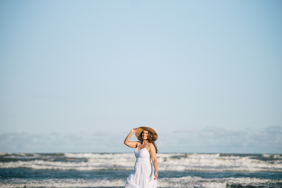 felipe-lopes-fotografia-fotografo-em-osorio-rio-grande-do-sul-ensaio-pessoal-de-aniversario-50-anos-feminino-externo-na-praia-leve-espontaneo-natural-descontraido-natureza-mulher-madura