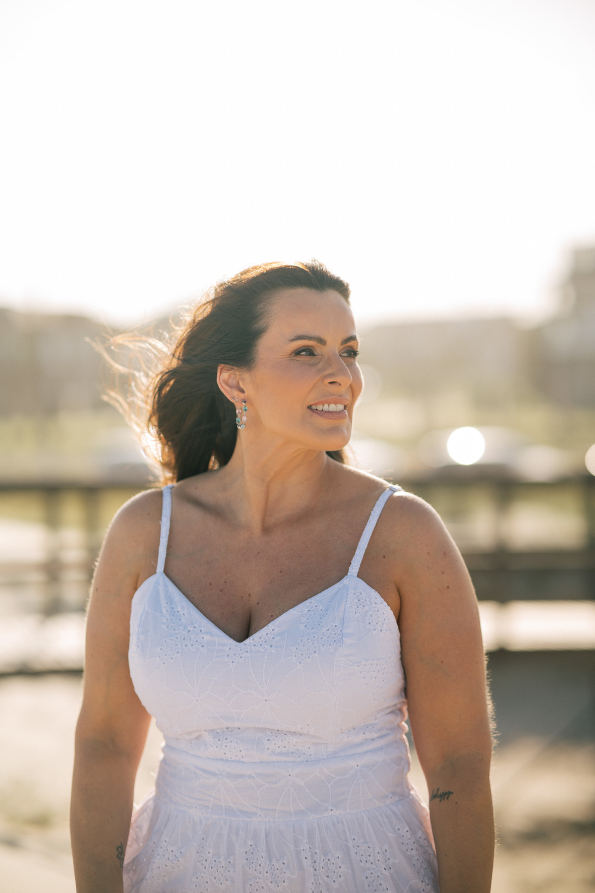 felipe-lopes-fotografia-fotografo-em-osorio-rio-grande-do-sul-ensaio-pessoal-de-aniversario-50-anos-feminino-externo-na-praia-leve-espontaneo-natural-descontraido-natureza-mulher-madura