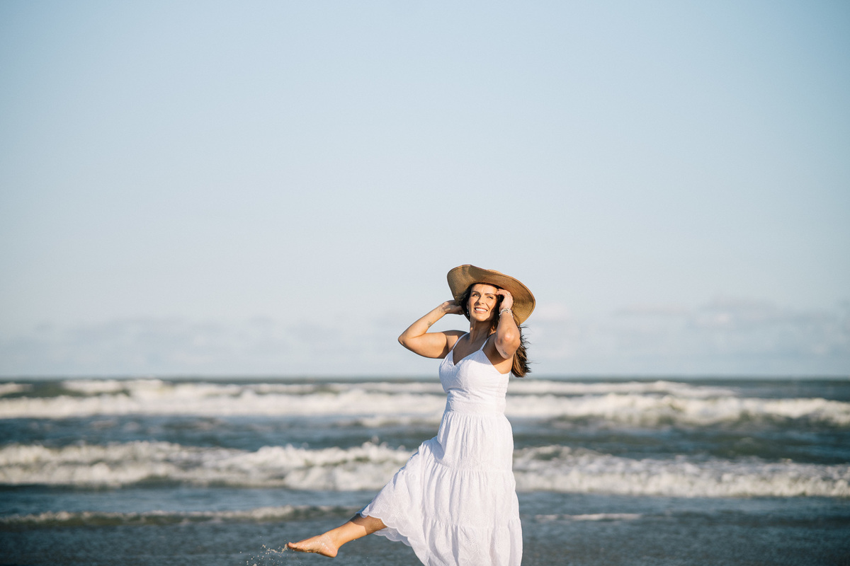 felipe-lopes-fotografia-fotografo-em-osorio-rio-grande-do-sul-ensaio-pessoal-de-aniversario-50-anos-feminino-externo-na-praia-leve-espontaneo-natural-descontraido-natureza-mulher-madura