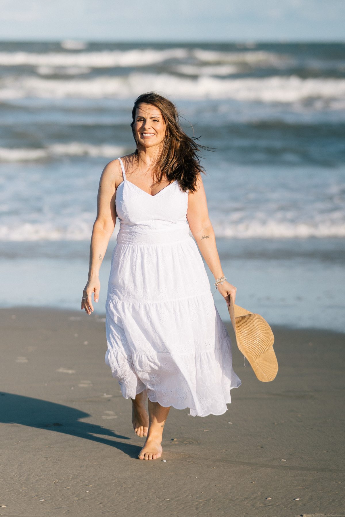 felipe-lopes-fotografia-fotografo-em-osorio-rio-grande-do-sul-ensaio-pessoal-de-aniversario-50-anos-feminino-externo-na-praia-leve-espontaneo-natural-descontraido-natureza-mulher-madura