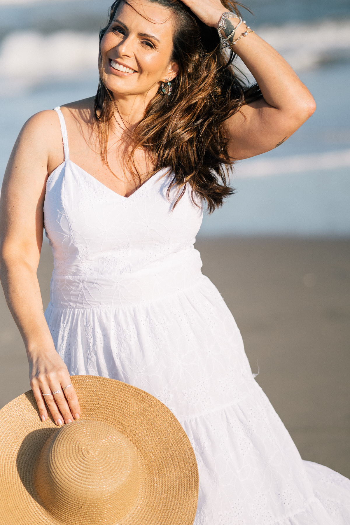 felipe-lopes-fotografia-fotografo-em-osorio-rio-grande-do-sul-ensaio-pessoal-de-aniversario-50-anos-feminino-externo-na-praia-leve-espontaneo-natural-descontraido-natureza-mulher-madura
