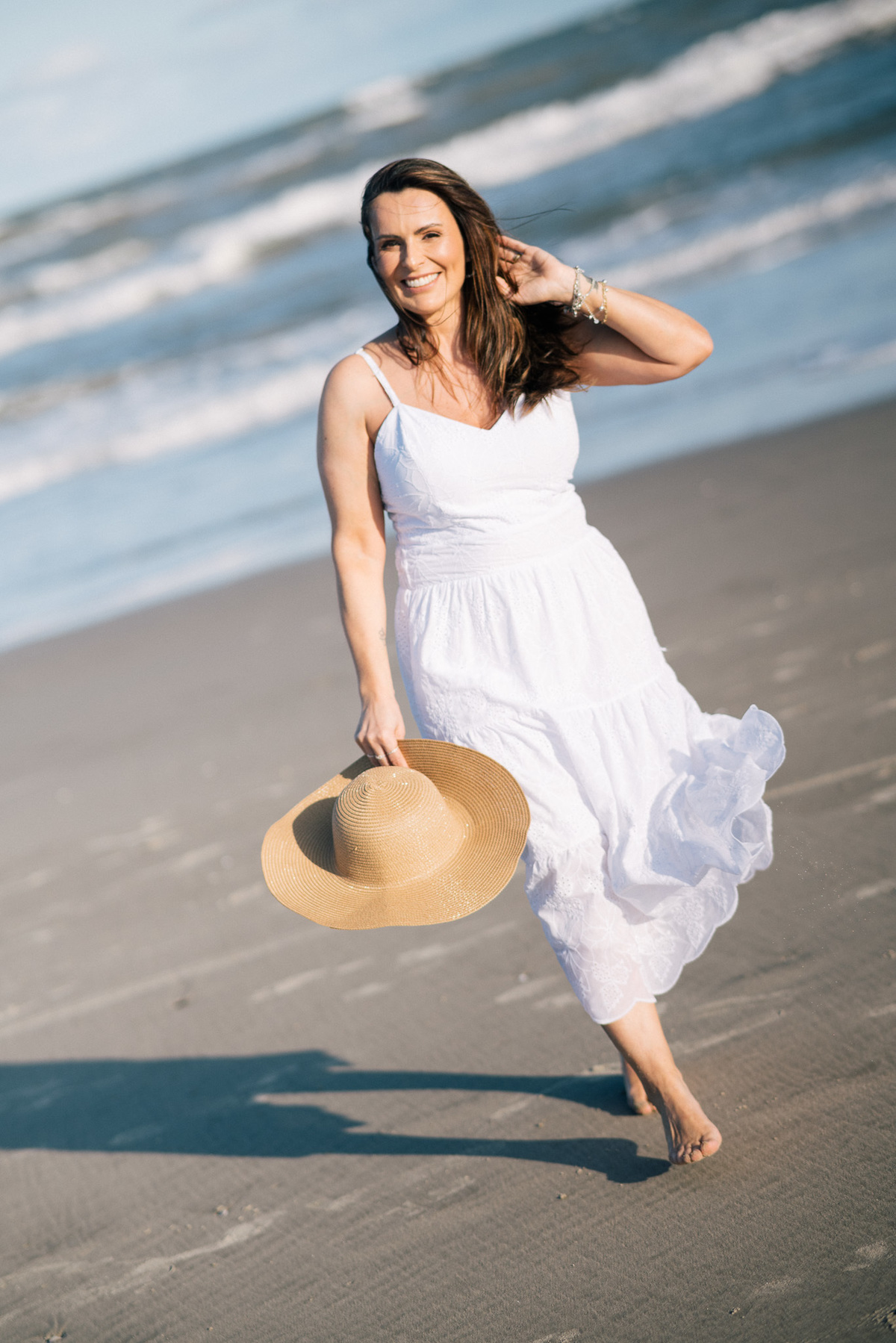felipe-lopes-fotografia-fotografo-em-osorio-rio-grande-do-sul-ensaio-pessoal-de-aniversario-50-anos-feminino-externo-na-praia-leve-espontaneo-natural-descontraido-natureza-mulher-madura