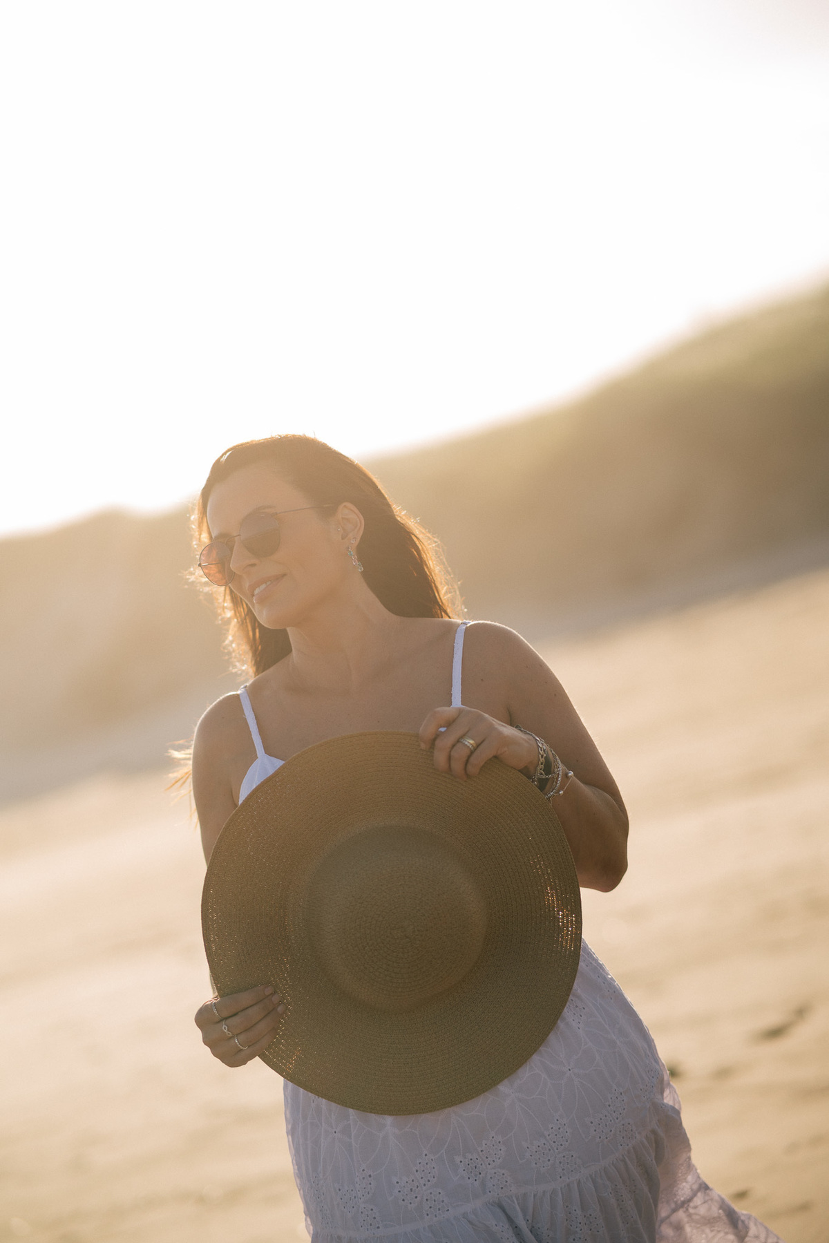 felipe-lopes-fotografia-fotografo-em-osorio-rio-grande-do-sul-ensaio-pessoal-de-aniversario-50-anos-feminino-externo-na-praia-leve-espontaneo-natural-descontraido-natureza-mulher-madura