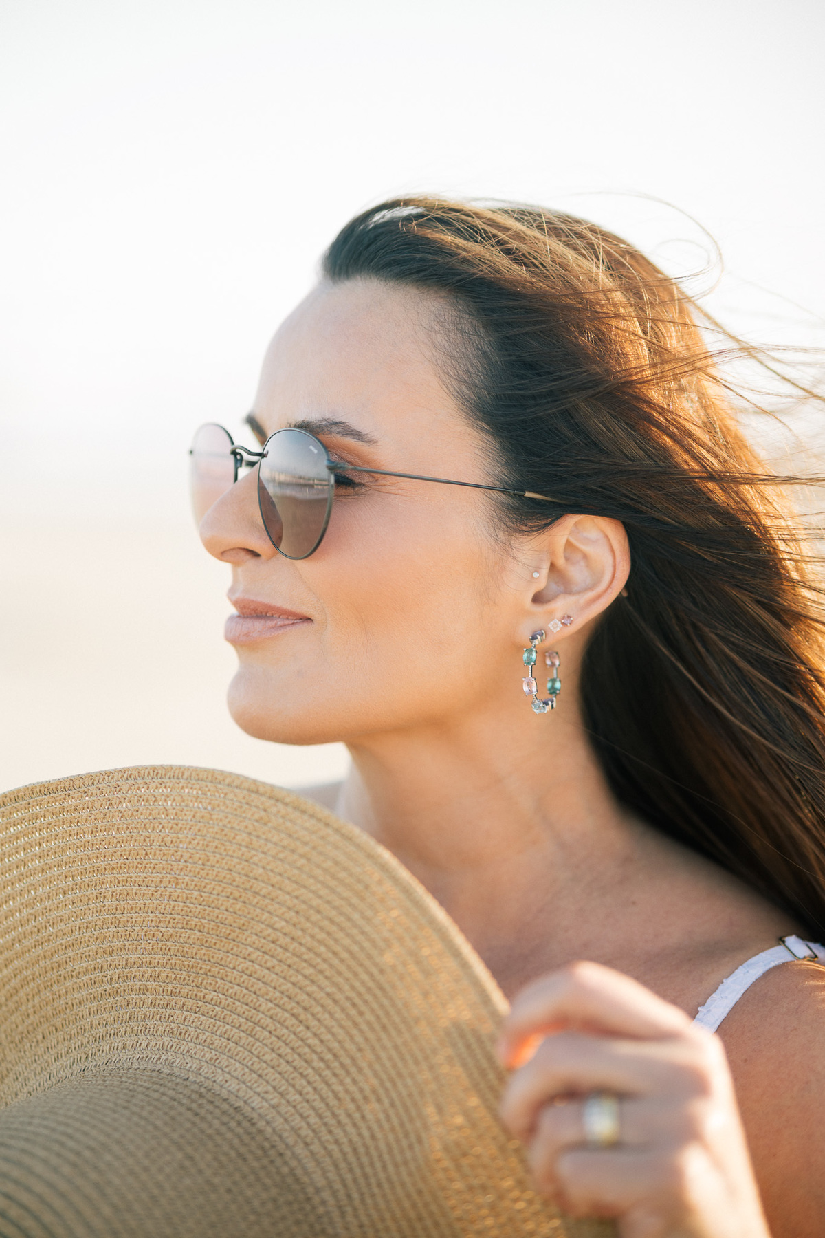 felipe-lopes-fotografia-fotografo-em-osorio-rio-grande-do-sul-ensaio-pessoal-de-aniversario-50-anos-feminino-externo-na-praia-leve-espontaneo-natural-descontraido-natureza-mulher-madura