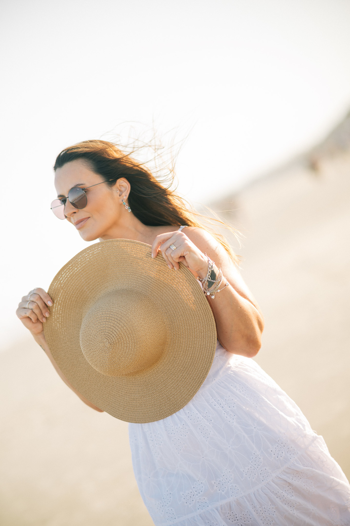 felipe-lopes-fotografia-fotografo-em-osorio-rio-grande-do-sul-ensaio-pessoal-de-aniversario-50-anos-feminino-externo-na-praia-leve-espontaneo-natural-descontraido-natureza-mulher-madura