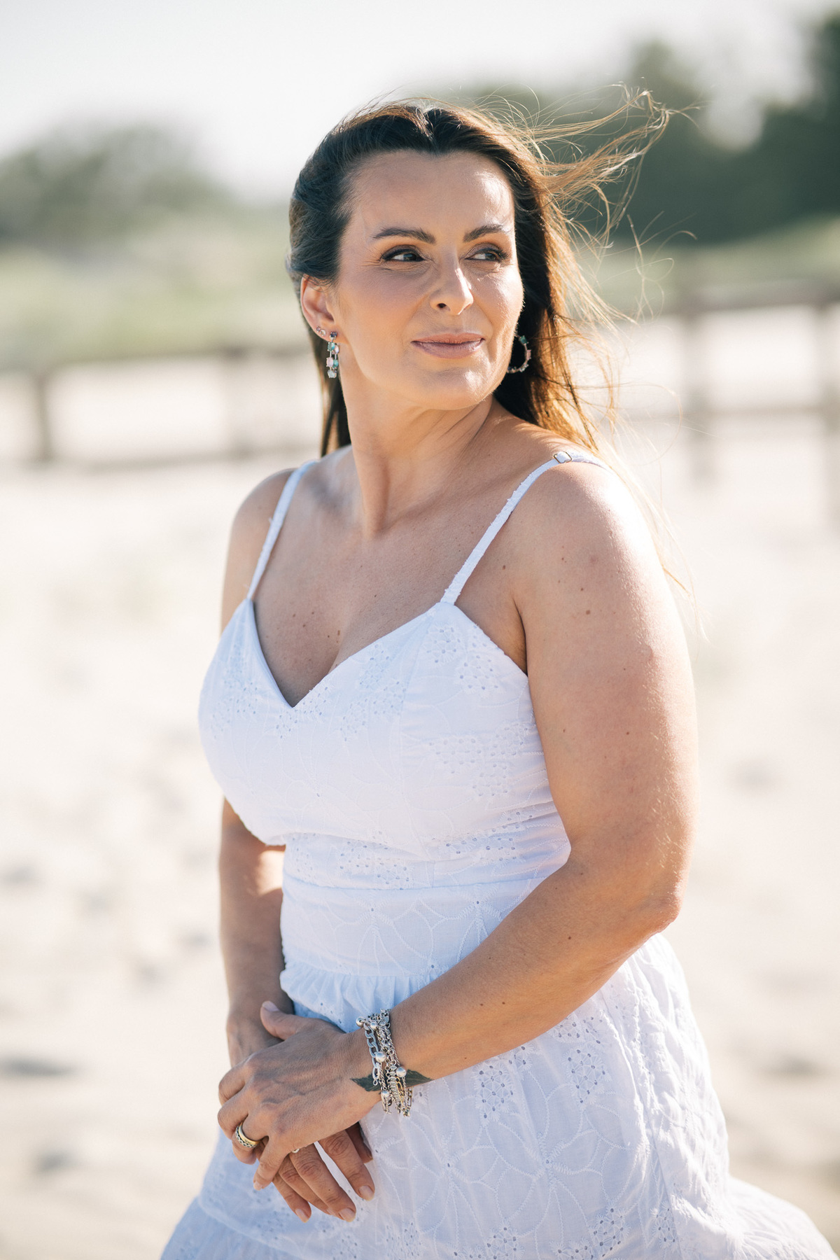 felipe-lopes-fotografia-fotografo-em-osorio-rio-grande-do-sul-ensaio-pessoal-de-aniversario-50-anos-feminino-externo-na-praia-leve-espontaneo-natural-descontraido-natureza-mulher-madura