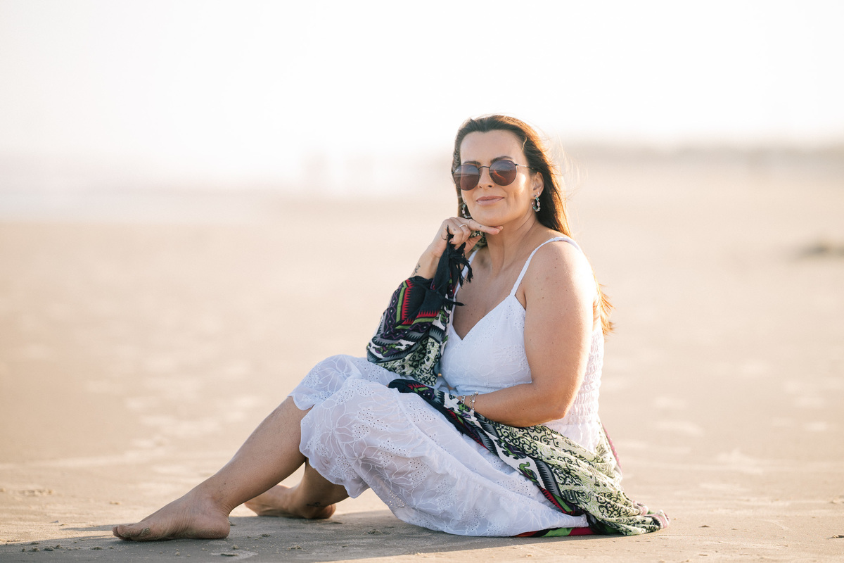 felipe-lopes-fotografia-fotografo-em-osorio-rio-grande-do-sul-ensaio-pessoal-de-aniversario-50-anos-feminino-externo-na-praia-leve-espontaneo-natural-descontraido-natureza-mulher-madura