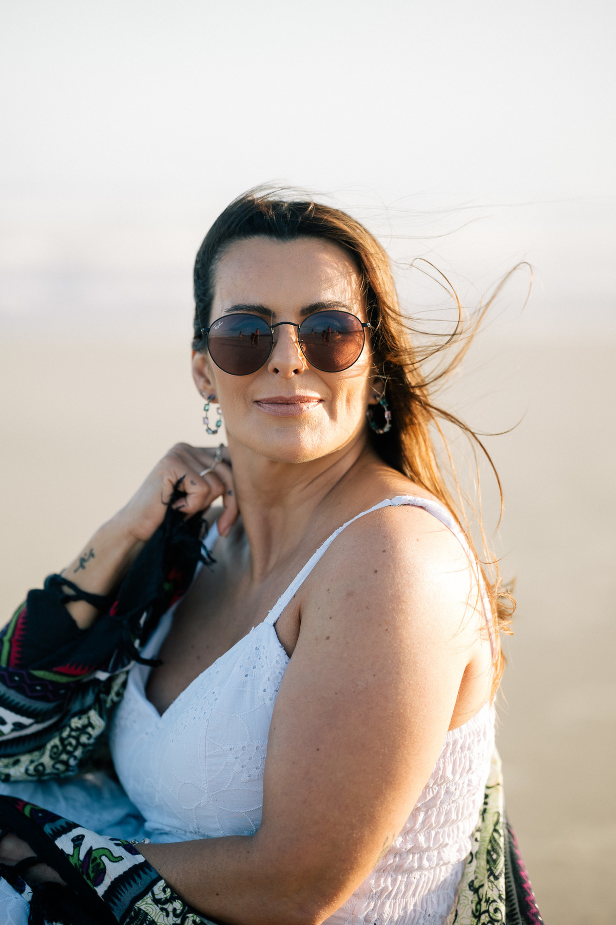 felipe-lopes-fotografia-fotografo-em-osorio-rio-grande-do-sul-ensaio-pessoal-de-aniversario-50-anos-feminino-externo-na-praia-leve-espontaneo-natural-descontraido-natureza-mulher-madura