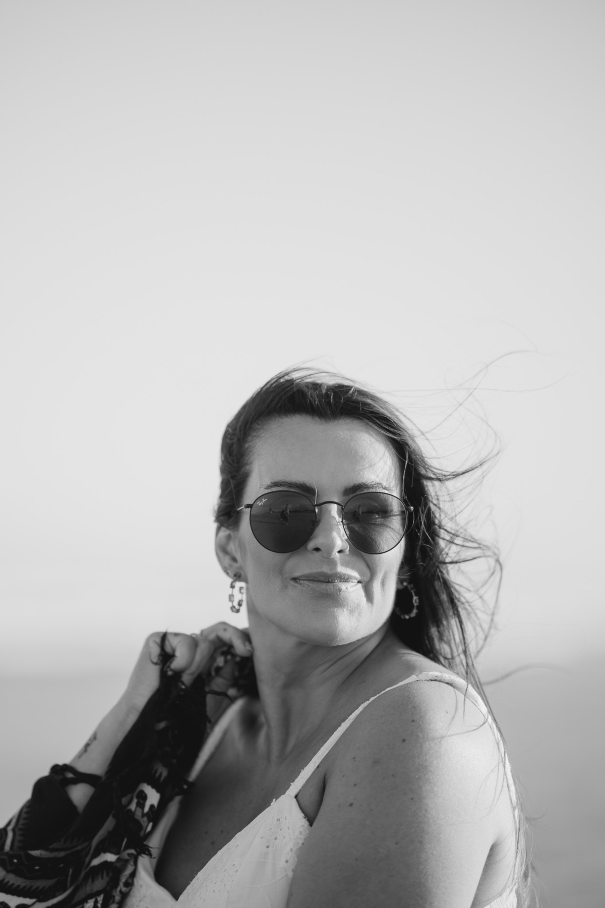 felipe-lopes-fotografia-fotografo-em-osorio-rio-grande-do-sul-ensaio-pessoal-de-aniversario-50-anos-feminino-externo-na-praia-leve-espontaneo-natural-descontraido-natureza-mulher-madura