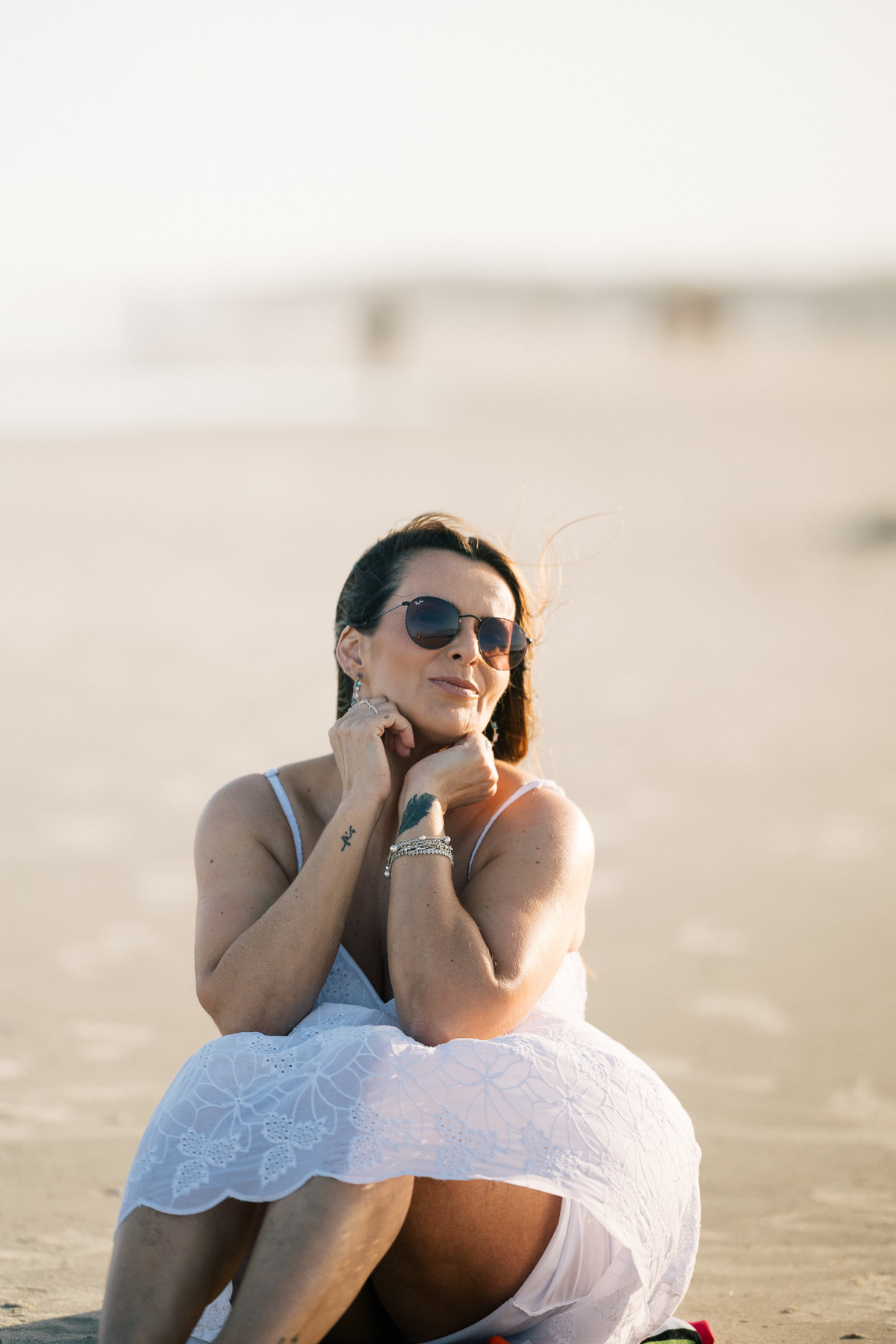 felipe-lopes-fotografia-fotografo-em-osorio-rio-grande-do-sul-ensaio-pessoal-de-aniversario-50-anos-feminino-externo-na-praia-leve-espontaneo-natural-descontraido-natureza-mulher-madura