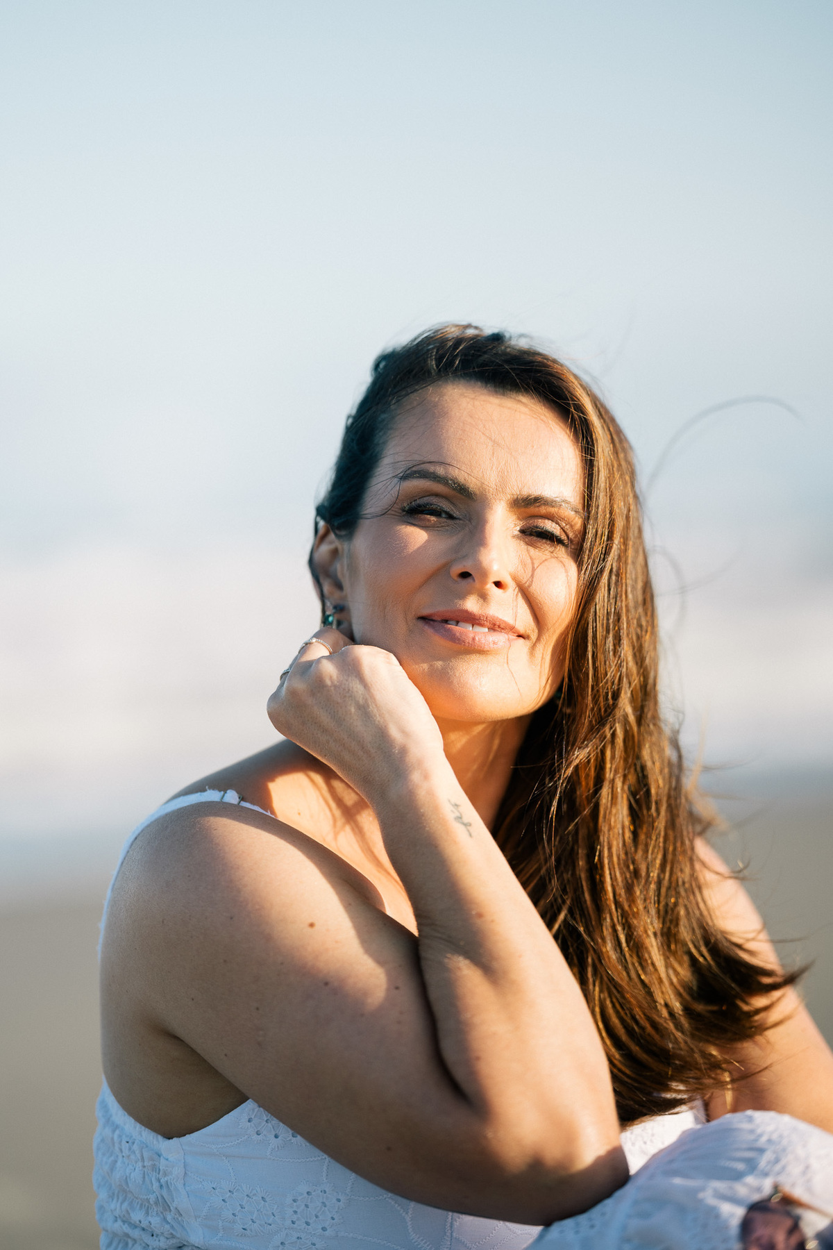 felipe-lopes-fotografia-fotografo-em-osorio-rio-grande-do-sul-ensaio-pessoal-de-aniversario-50-anos-feminino-externo-na-praia-leve-espontaneo-natural-descontraido-natureza-mulher-madura