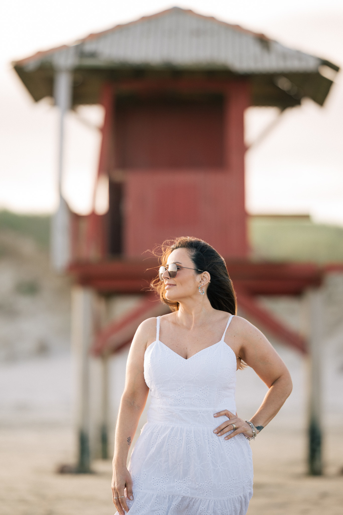 felipe-lopes-fotografia-fotografo-em-osorio-rio-grande-do-sul-ensaio-pessoal-de-aniversario-50-anos-feminino-externo-na-praia-leve-espontaneo-natural-descontraido-natureza-mulher-madura