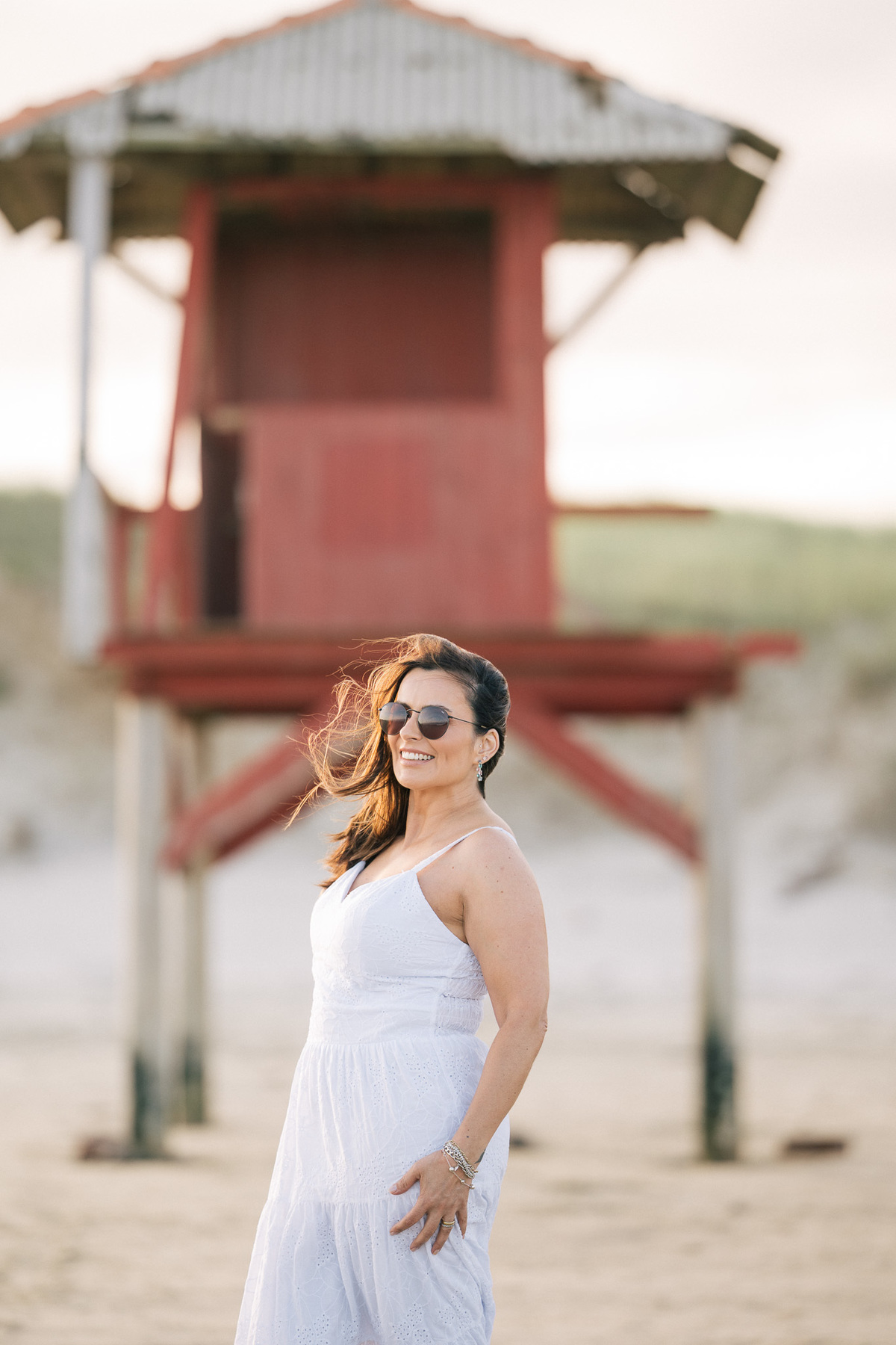 felipe-lopes-fotografia-fotografo-em-osorio-rio-grande-do-sul-ensaio-pessoal-de-aniversario-50-anos-feminino-externo-na-praia-leve-espontaneo-natural-descontraido-natureza-mulher-madura