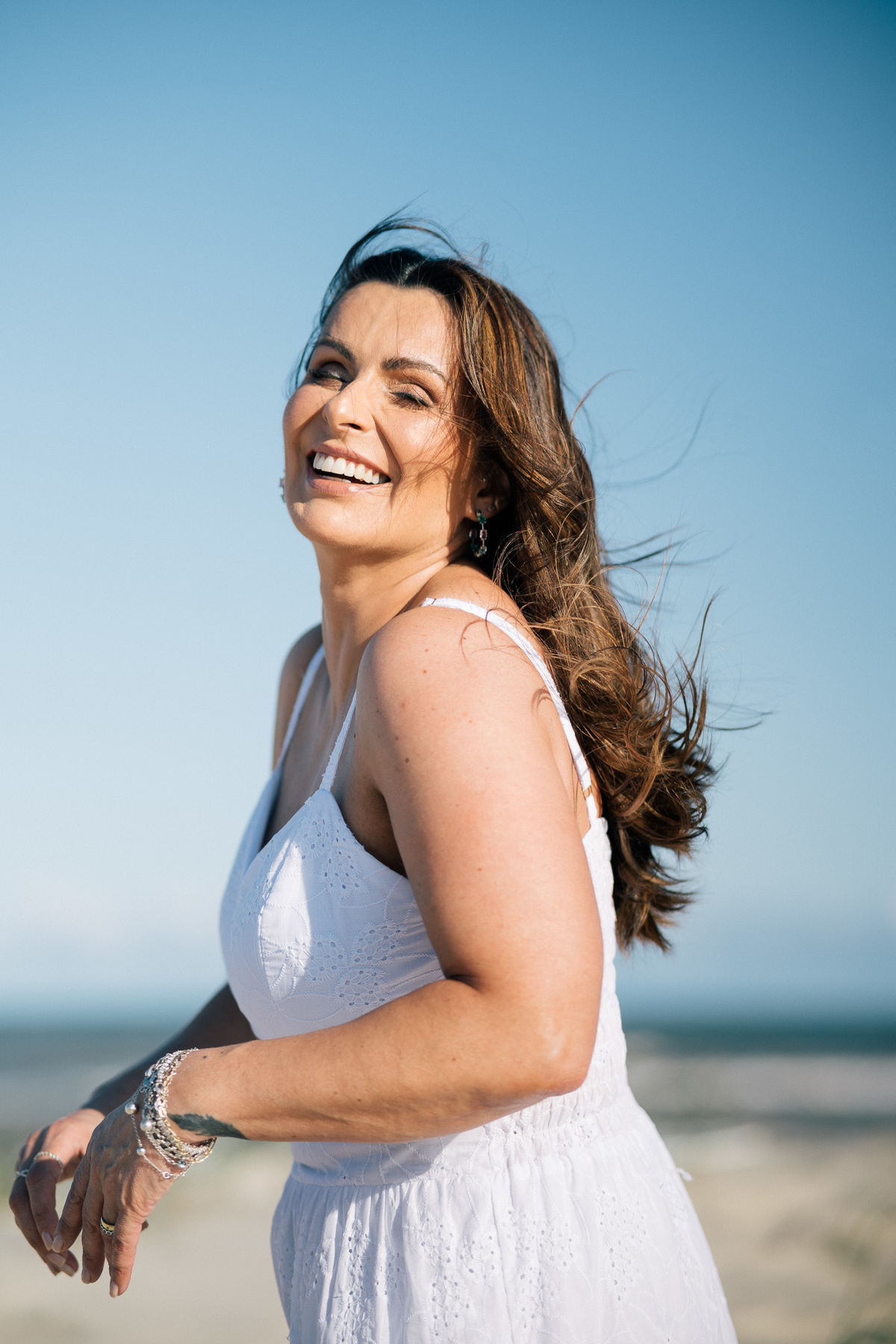 felipe-lopes-fotografia-fotografo-em-osorio-rio-grande-do-sul-ensaio-pessoal-de-aniversario-50-anos-feminino-externo-na-praia-leve-espontaneo-natural-descontraido-natureza-mulher-madura