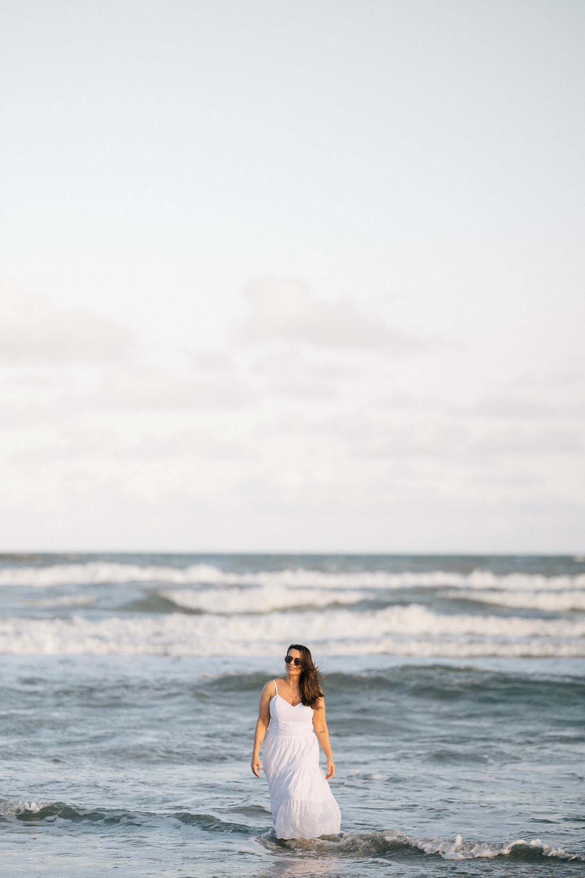 felipe-lopes-fotografia-fotografo-em-osorio-rio-grande-do-sul-ensaio-pessoal-de-aniversario-50-anos-feminino-externo-na-praia-leve-espontaneo-natural-descontraido-natureza-mulher-madura