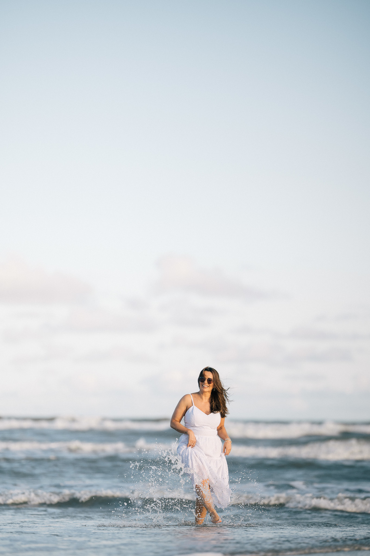 felipe-lopes-fotografia-fotografo-em-osorio-rio-grande-do-sul-ensaio-pessoal-de-aniversario-50-anos-feminino-externo-na-praia-leve-espontaneo-natural-descontraido-natureza-mulher-madura