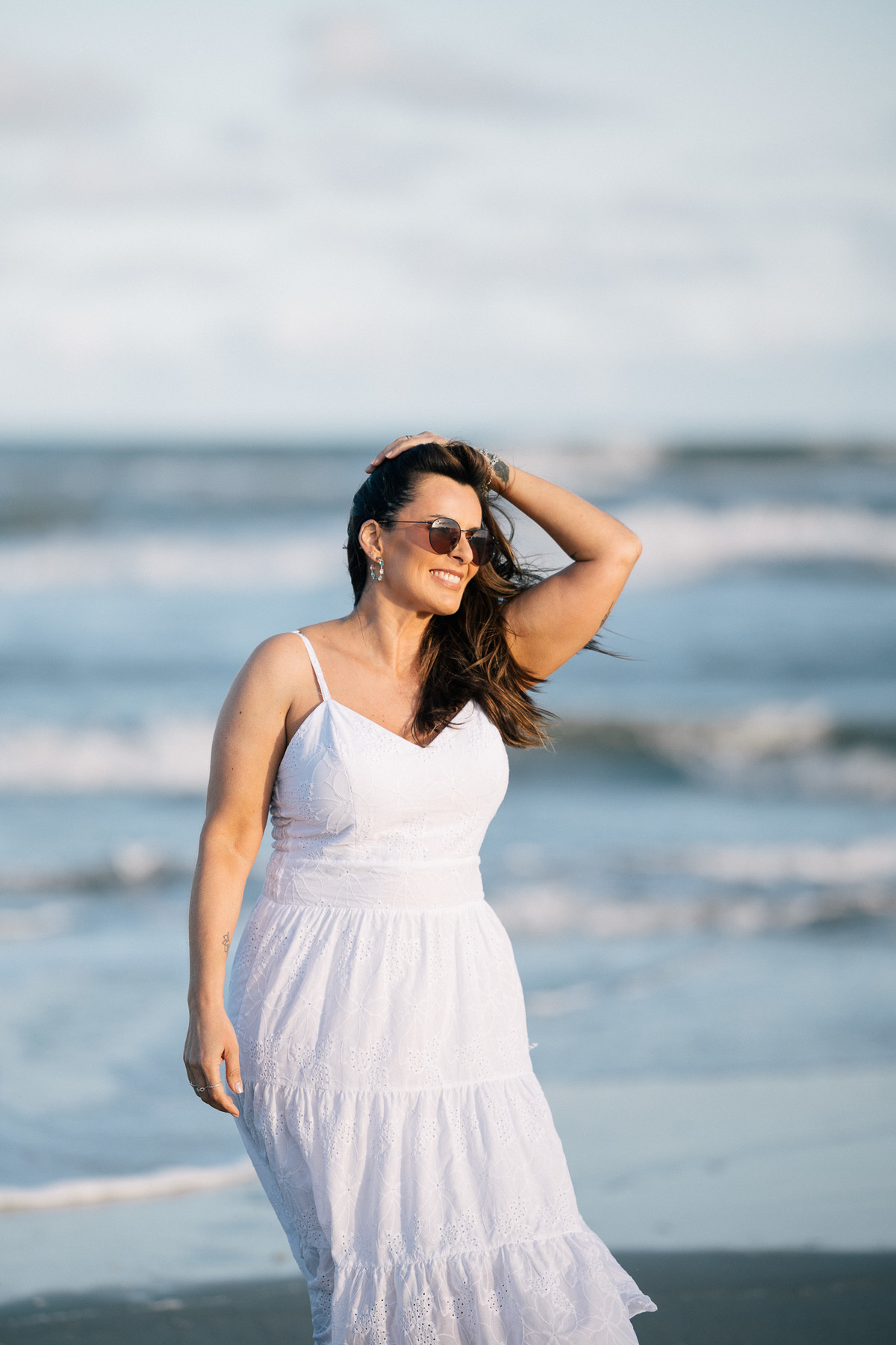 felipe-lopes-fotografia-fotografo-em-osorio-rio-grande-do-sul-ensaio-pessoal-de-aniversario-50-anos-feminino-externo-na-praia-leve-espontaneo-natural-descontraido-natureza-mulher-madura