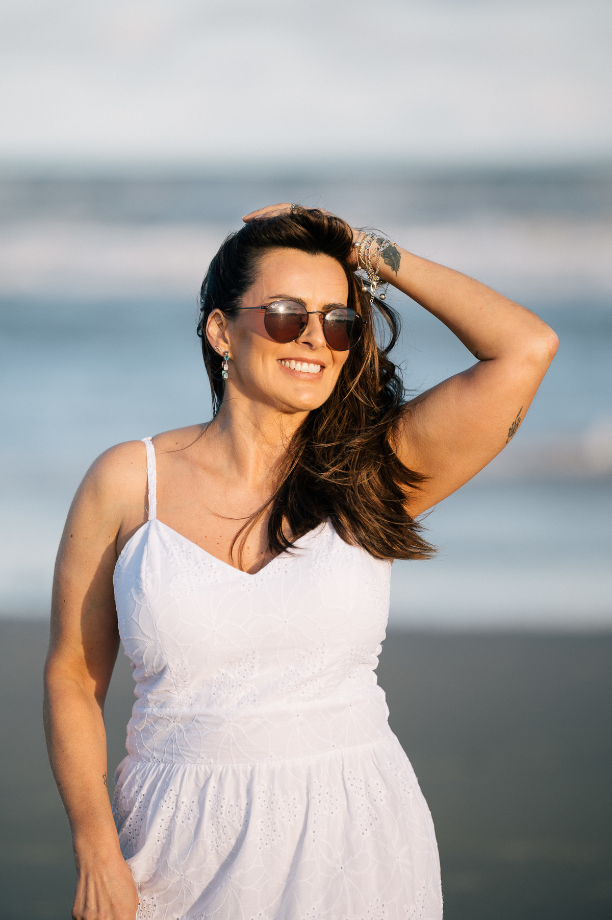 felipe-lopes-fotografia-fotografo-em-osorio-rio-grande-do-sul-ensaio-pessoal-de-aniversario-50-anos-feminino-externo-na-praia-leve-espontaneo-natural-descontraido-natureza-mulher-madura