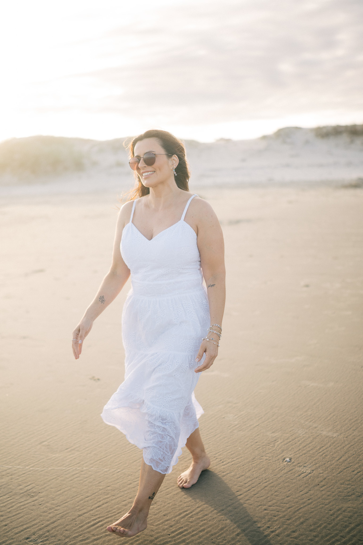 felipe-lopes-fotografia-fotografo-em-osorio-rio-grande-do-sul-ensaio-pessoal-de-aniversario-50-anos-feminino-externo-na-praia-leve-espontaneo-natural-descontraido-natureza-mulher-madura