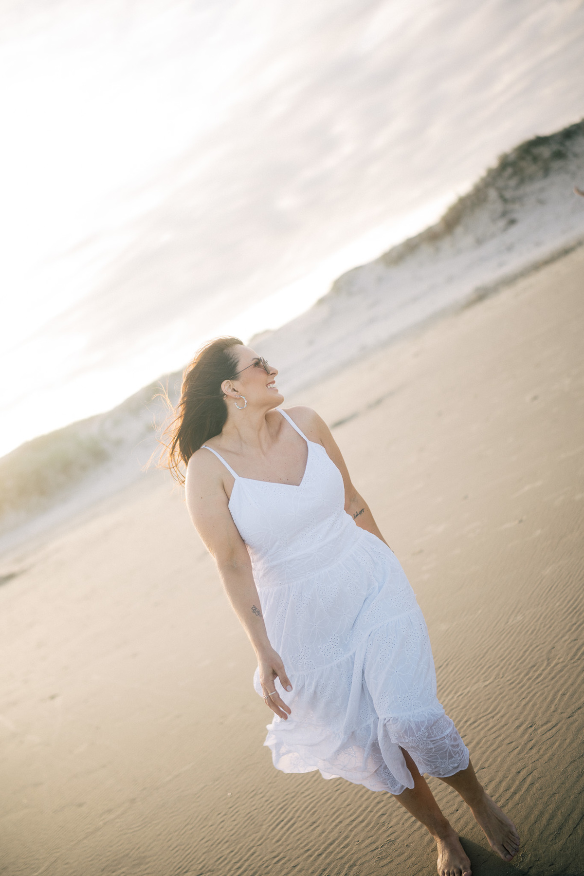 felipe-lopes-fotografia-fotografo-em-osorio-rio-grande-do-sul-ensaio-pessoal-de-aniversario-50-anos-feminino-externo-na-praia-leve-espontaneo-natural-descontraido-natureza-mulher-madura