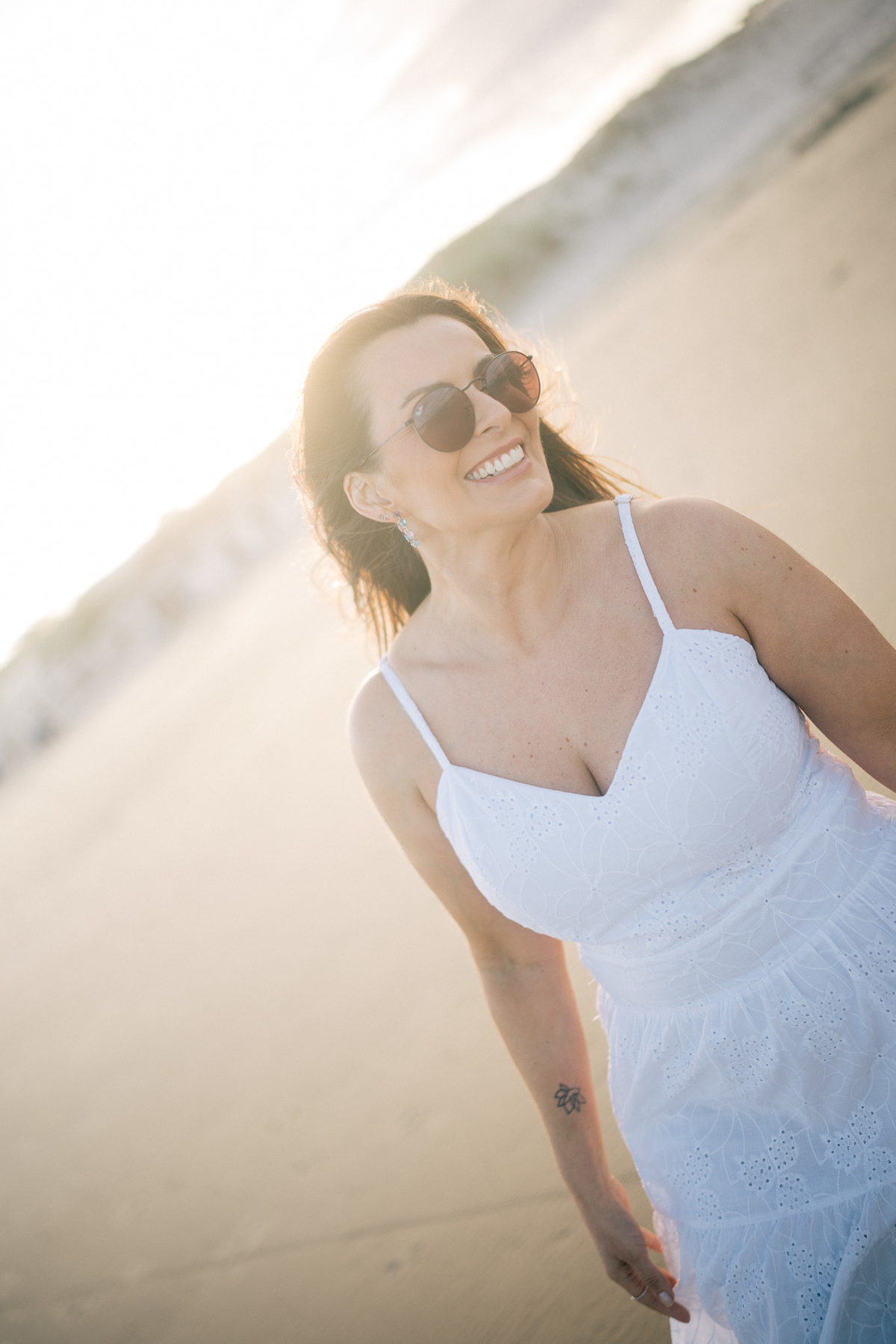 felipe-lopes-fotografia-fotografo-em-osorio-rio-grande-do-sul-ensaio-pessoal-de-aniversario-50-anos-feminino-externo-na-praia-leve-espontaneo-natural-descontraido-natureza-mulher-madura