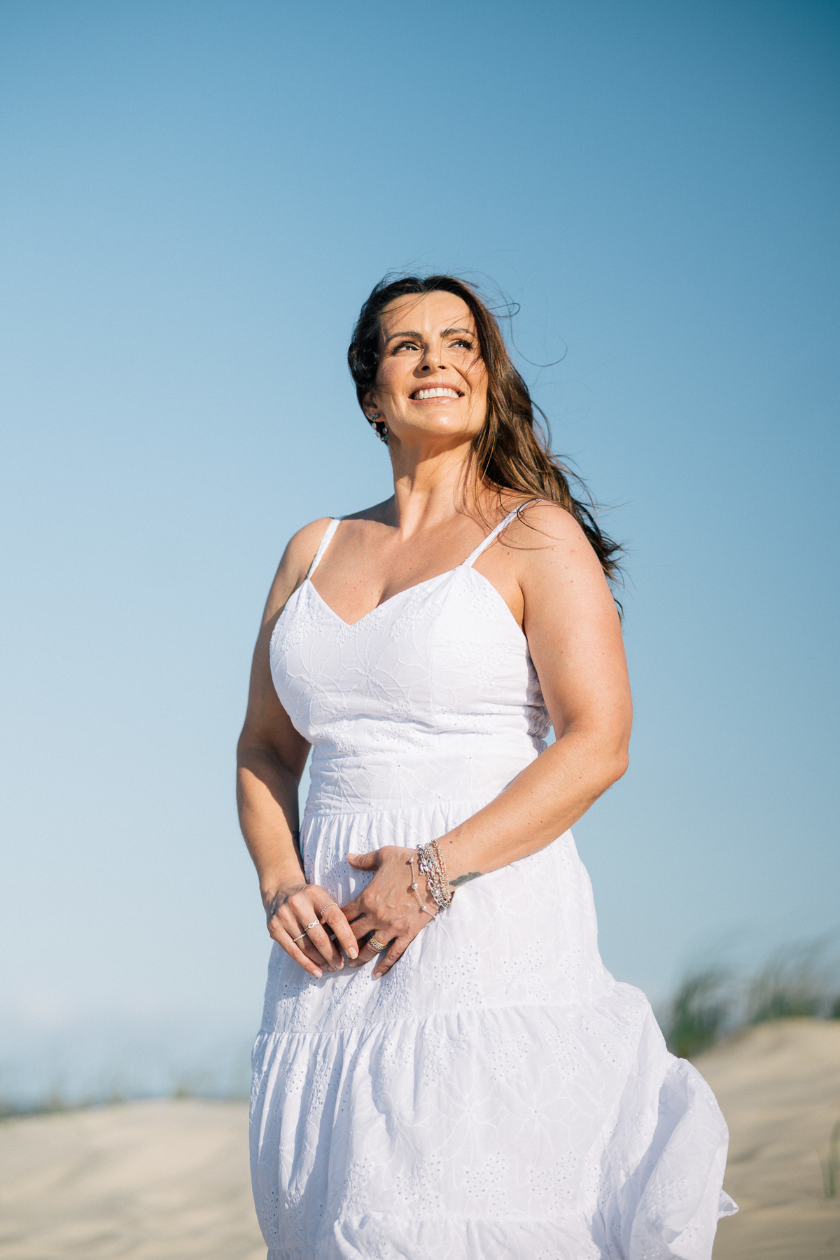 felipe-lopes-fotografia-fotografo-em-osorio-rio-grande-do-sul-ensaio-pessoal-de-aniversario-50-anos-feminino-externo-na-praia-leve-espontaneo-natural-descontraido-natureza-mulher-madura