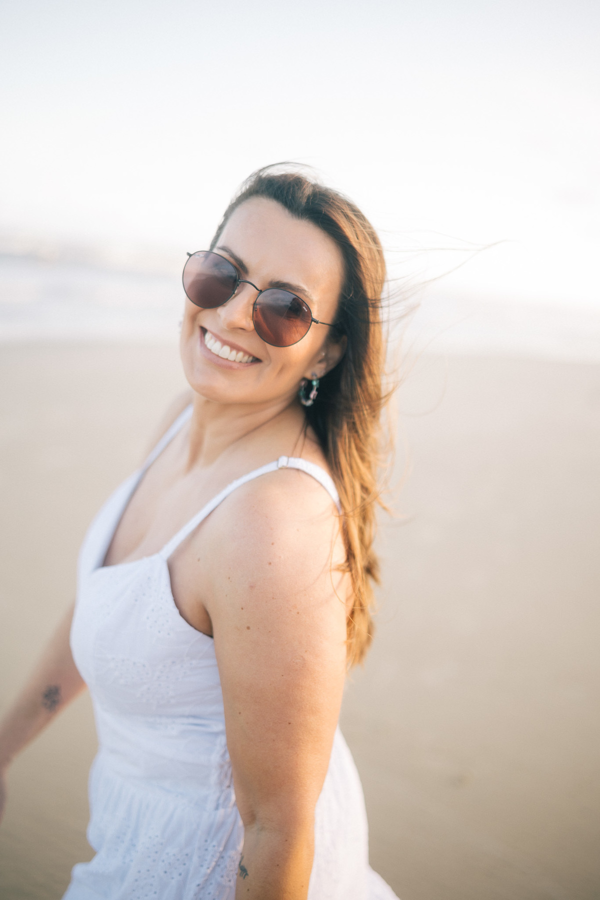 felipe-lopes-fotografia-fotografo-em-osorio-rio-grande-do-sul-ensaio-pessoal-de-aniversario-50-anos-feminino-externo-na-praia-leve-espontaneo-natural-descontraido-natureza-mulher-madura