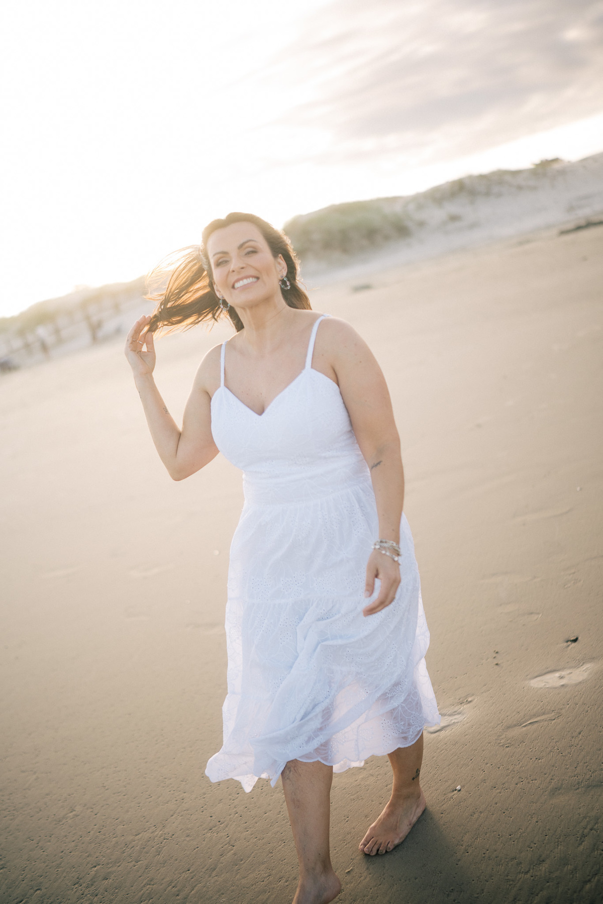 felipe-lopes-fotografia-fotografo-em-osorio-rio-grande-do-sul-ensaio-pessoal-de-aniversario-50-anos-feminino-externo-na-praia-leve-espontaneo-natural-descontraido-natureza-mulher-madura
